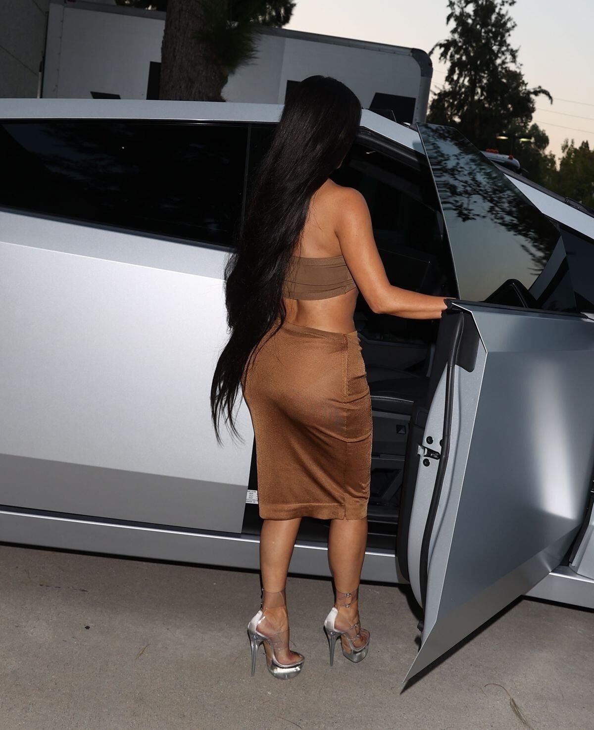 O CORPO DE KIM KARDASHIAN BRILHA EM CALABASAS: BUSTY E BOOTY