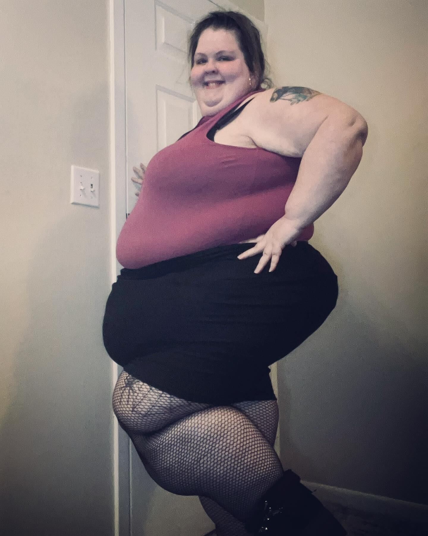 'mushroomcutie88' SSBBW mit einem GROSSEN Bauch und einem großen FETTARSCH