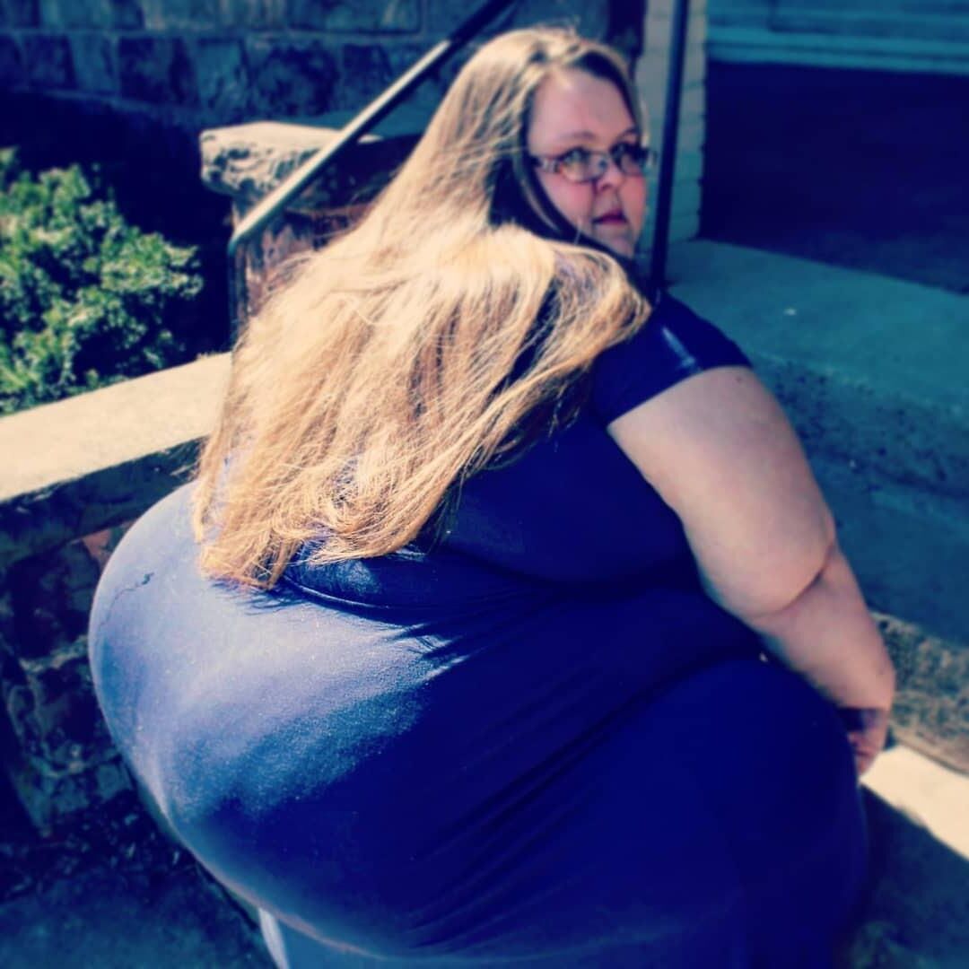 'mushroomcutie88' SSBBW mit einem GROSSEN Bauch und einem großen FETTARSCH