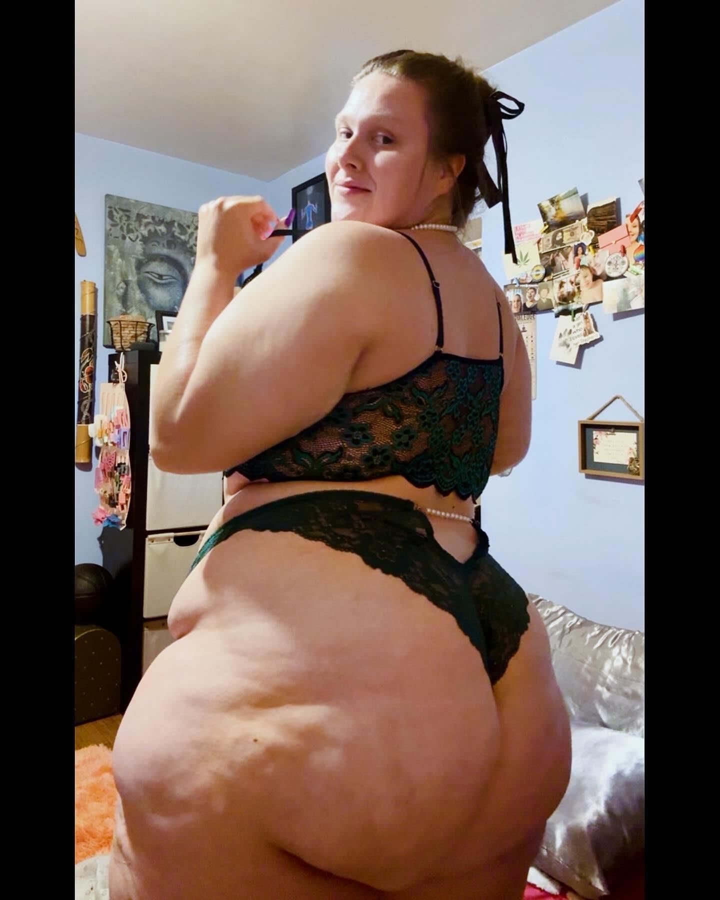 'sugarandspiceroni'   Cute thicc chick with FAT CHUNKY ASS