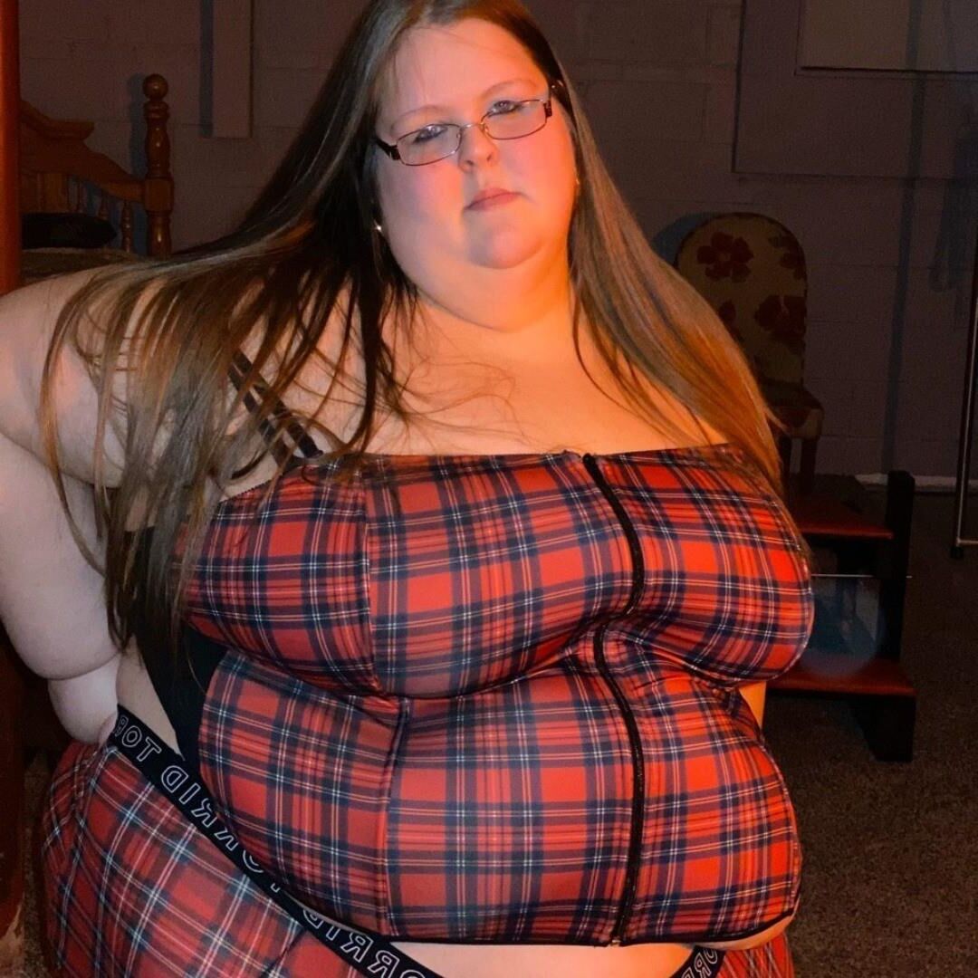 'mushroomcutie88' SSBBW mit einem GROSSEN Bauch und einem großen FETTARSCH