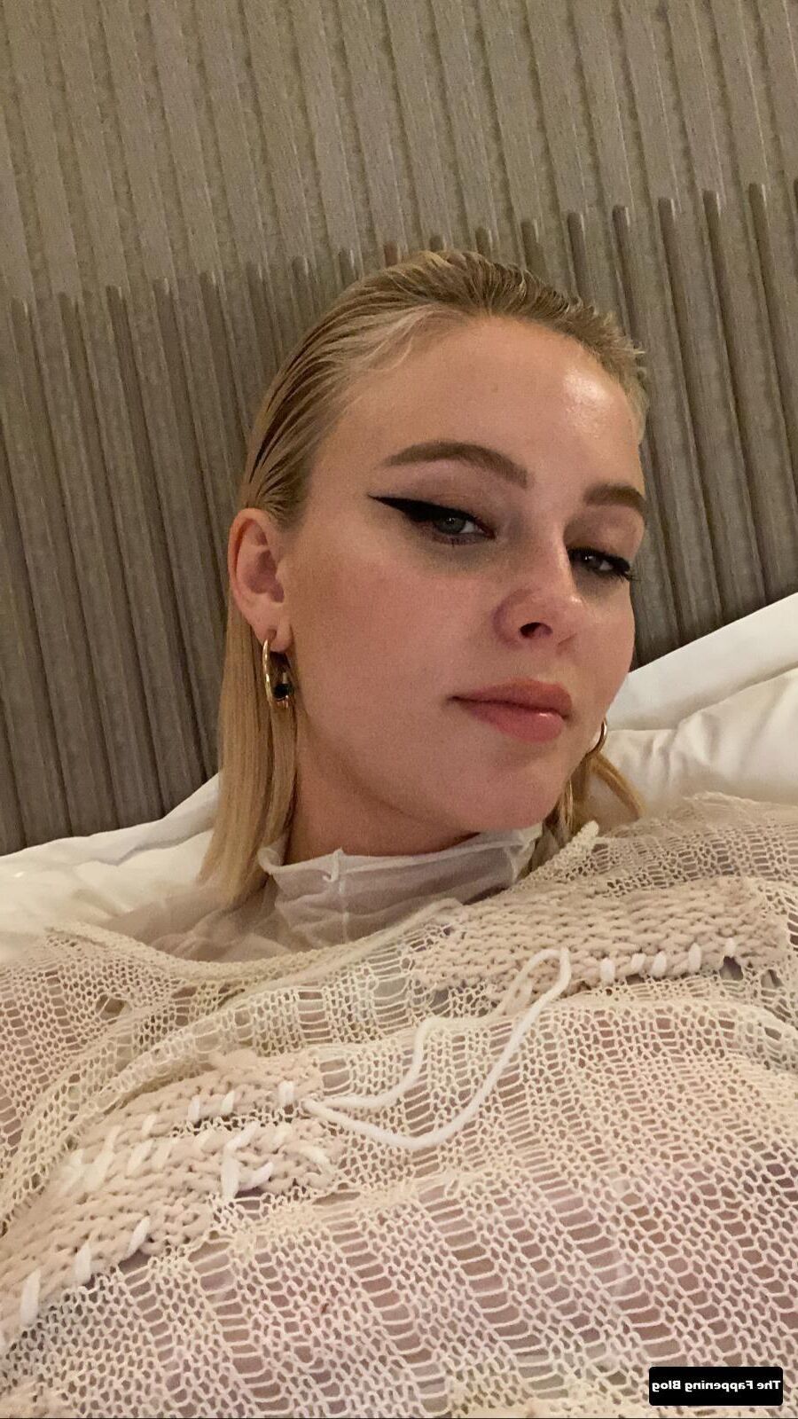 Zara Larsson abriendo su culo