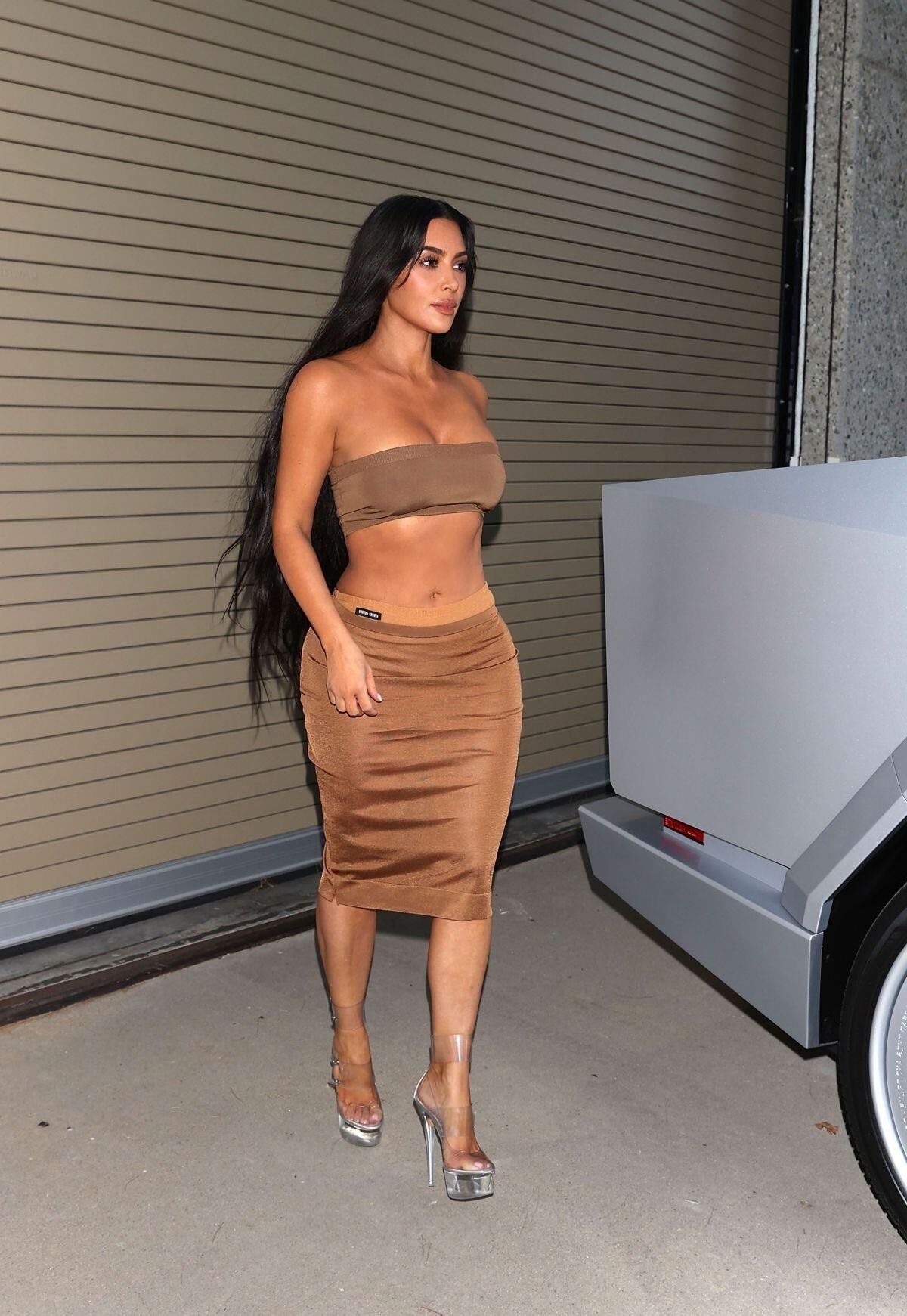 O CORPO DE KIM KARDASHIAN BRILHA EM CALABASAS: BUSTY E BOOTY