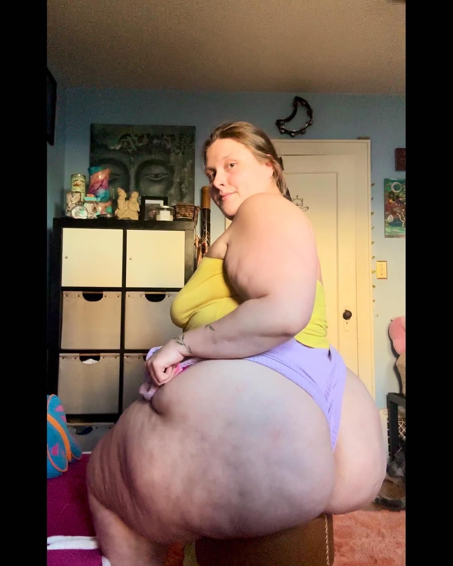 'sugarandspiceroni'   Cute thicc chick with FAT CHUNKY ASS