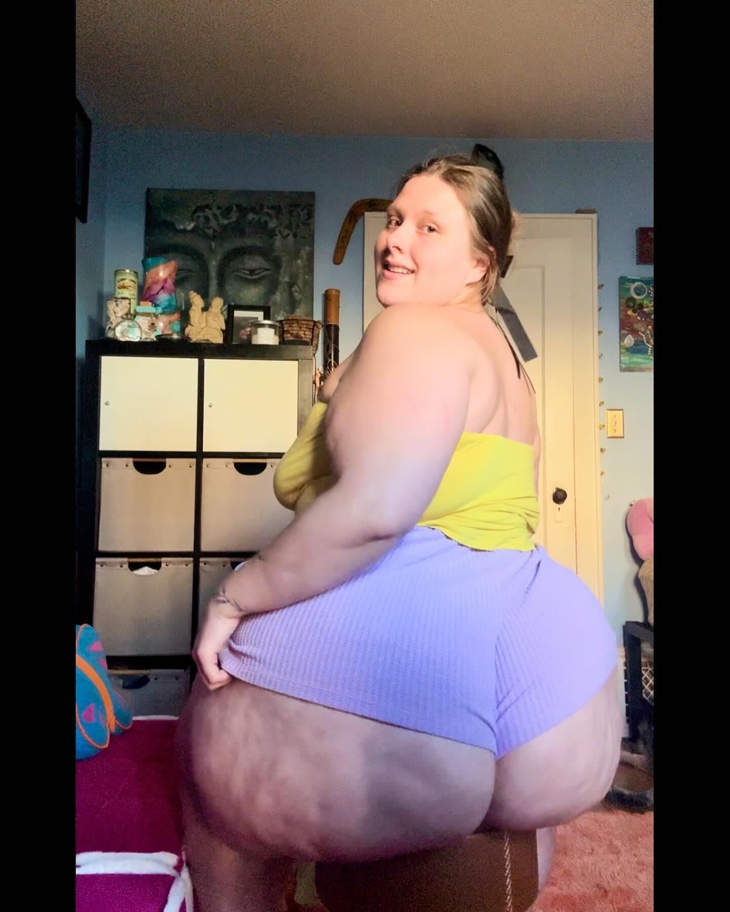 'sugarandspiceroni'   Cute thicc chick with FAT CHUNKY ASS