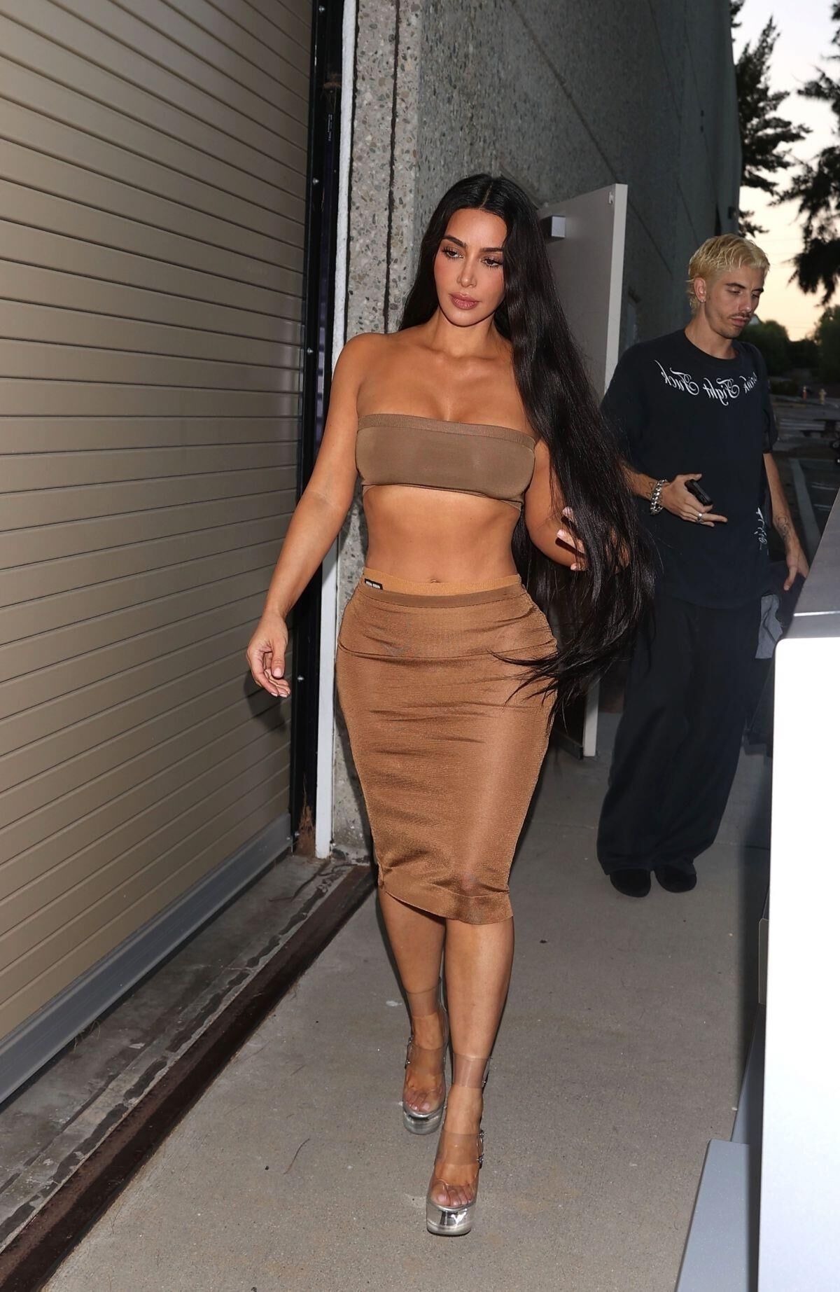 O CORPO DE KIM KARDASHIAN BRILHA EM CALABASAS: BUSTY E BOOTY