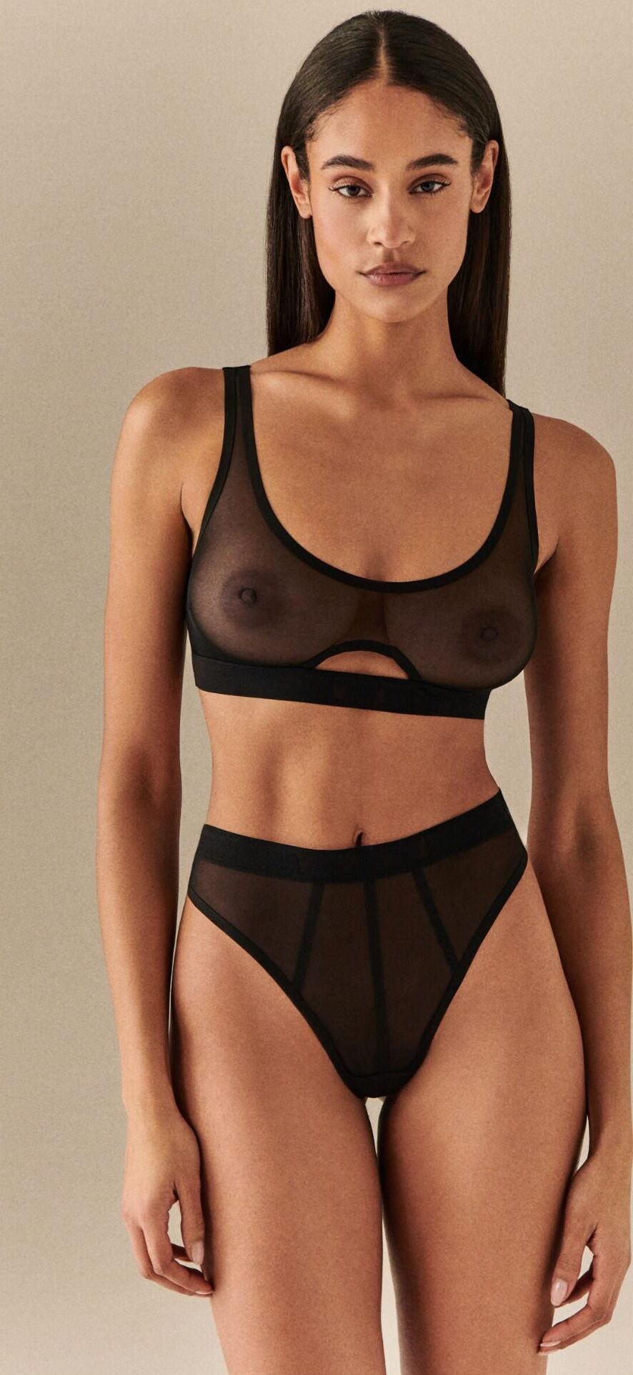 Modèles de lingerie transparente