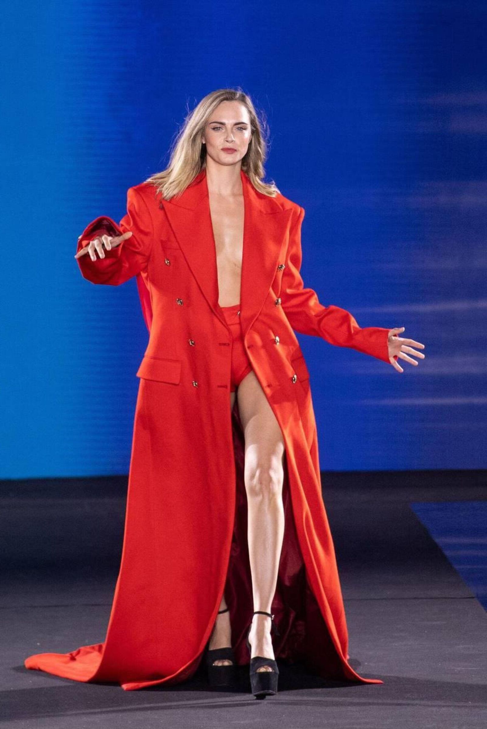 Cara Delevingne brilla en Le Défilé L'Or