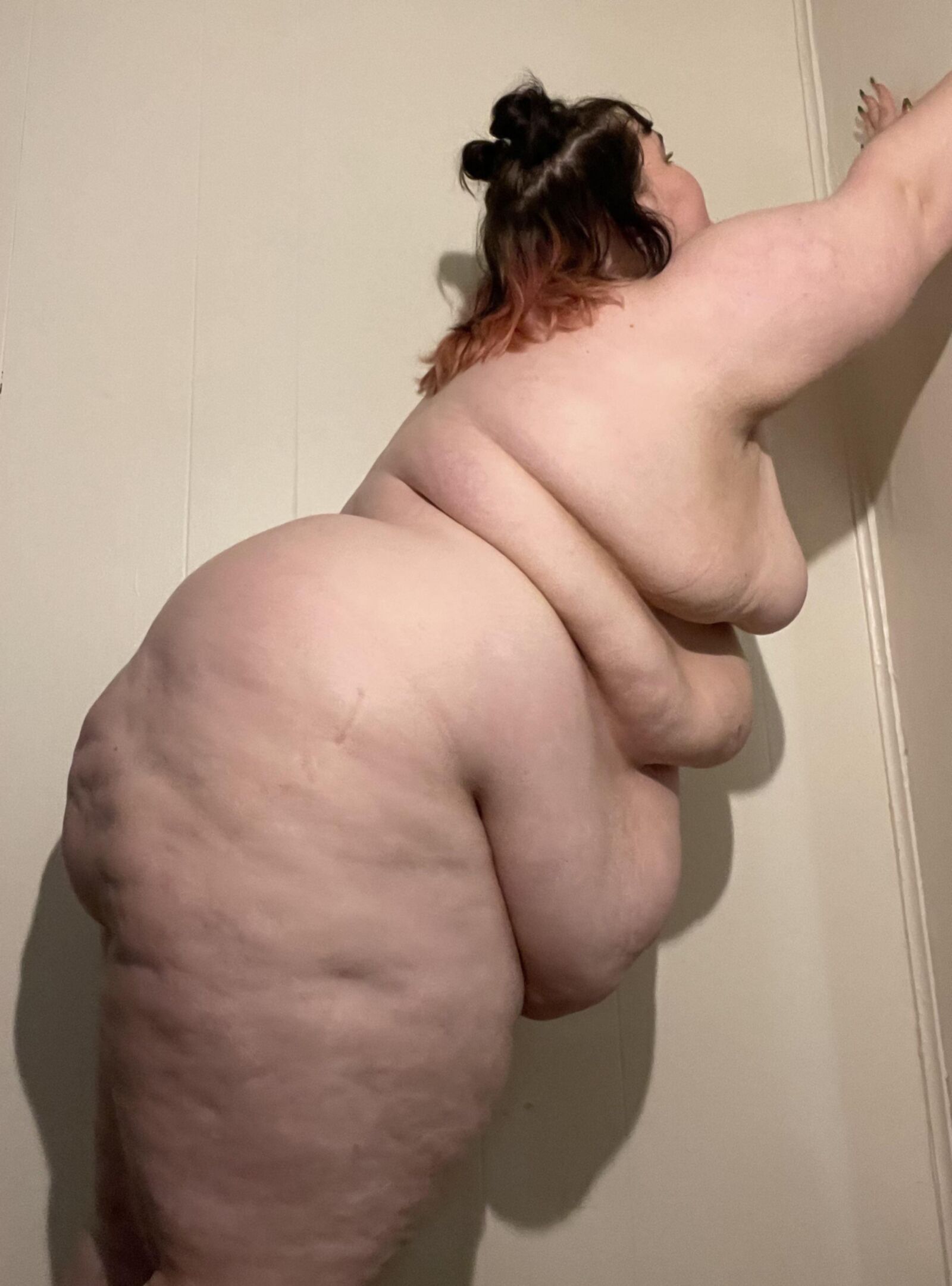 Angèle J Young SSBBW adore les pizzas et ça se voit !