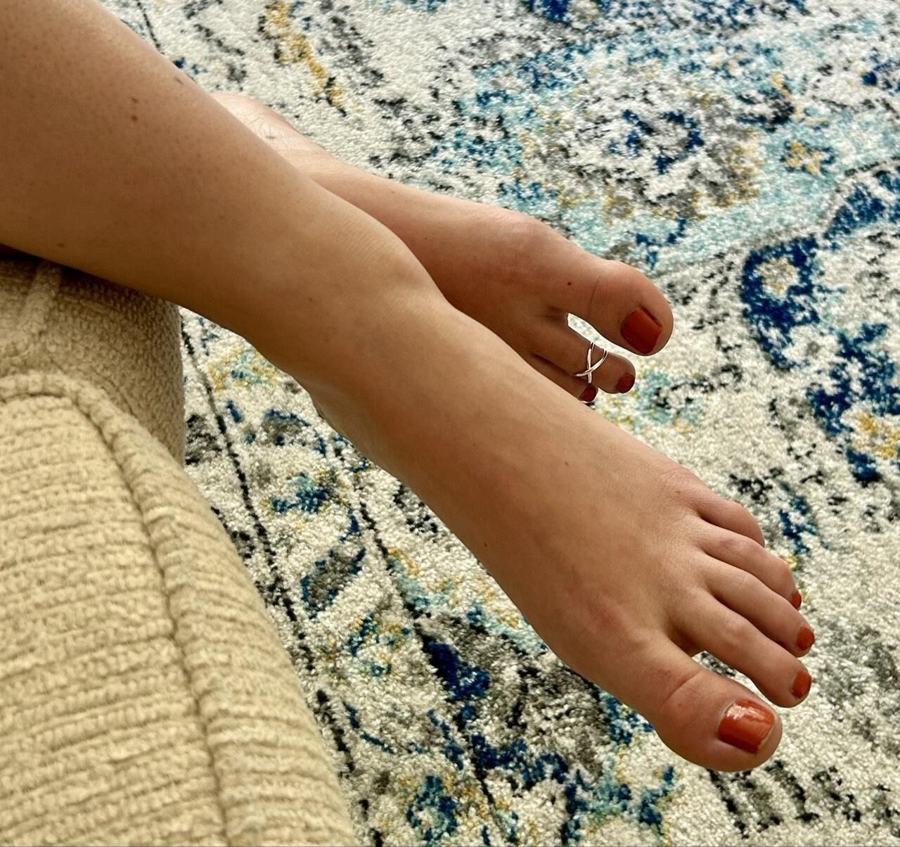 Les pieds, les orteils et la plante de ma jeune femme