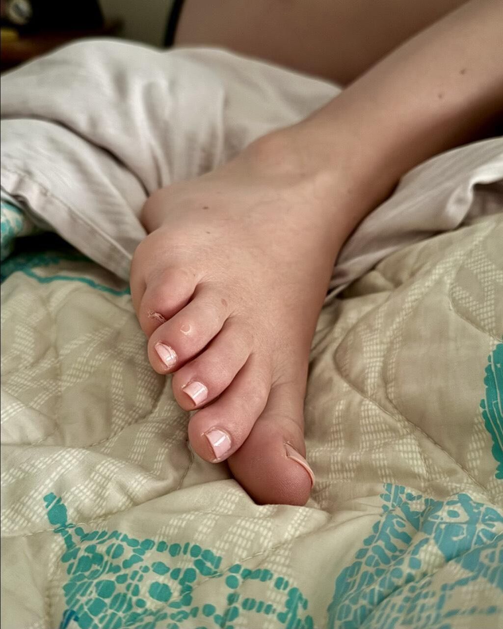 Les pieds, les orteils et la plante de ma jeune femme