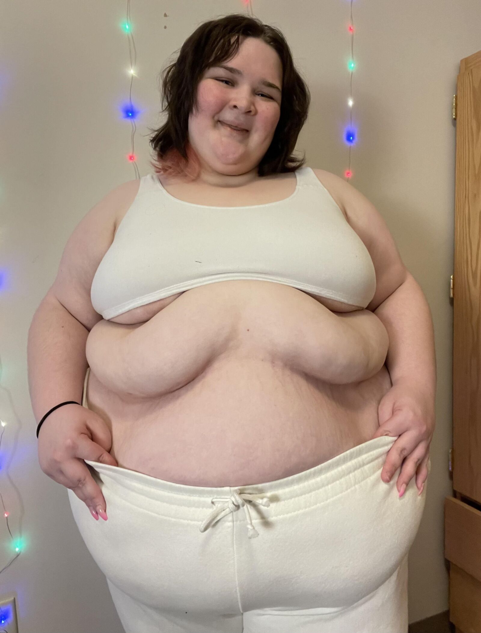 Angèle J Young SSBBW adore les pizzas et ça se voit !