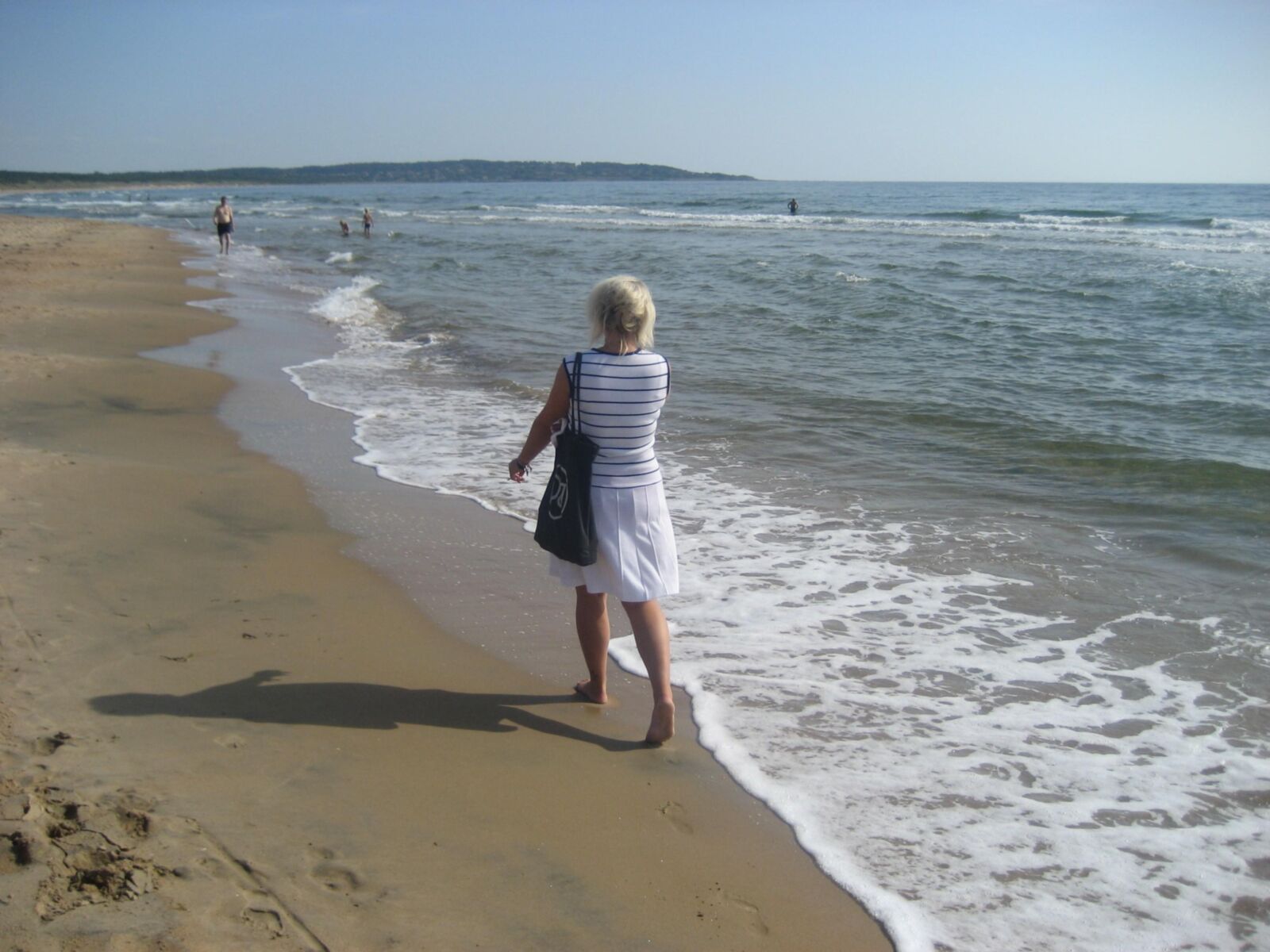 Clara sur une plage suédoise