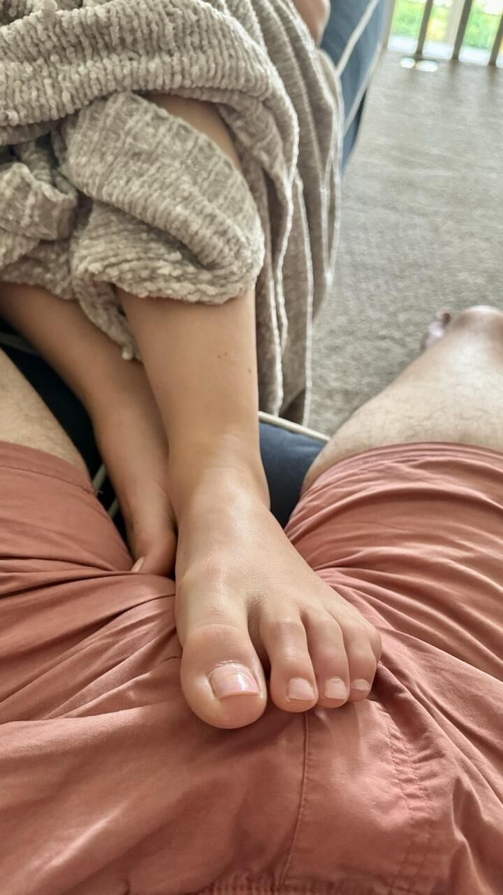 Les pieds, les orteils et la plante de ma jeune femme