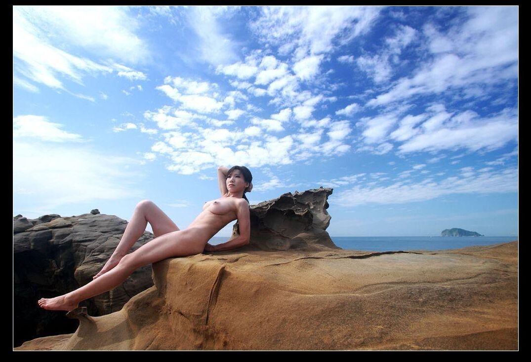 MODELO PEQUEÑA FLOR DESNUDA AL AIRE LIBRE