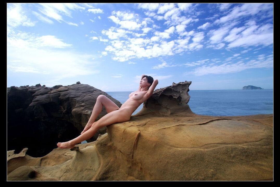 MODELO PEQUEÑA FLOR DESNUDA AL AIRE LIBRE