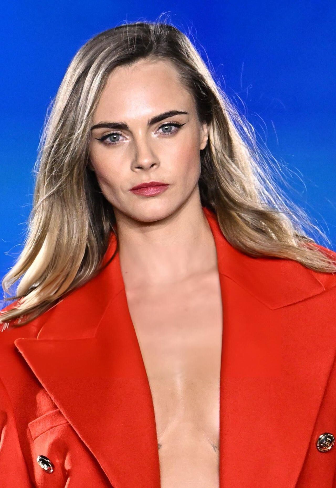 Cara Delevingne brille au Défilé L'Or