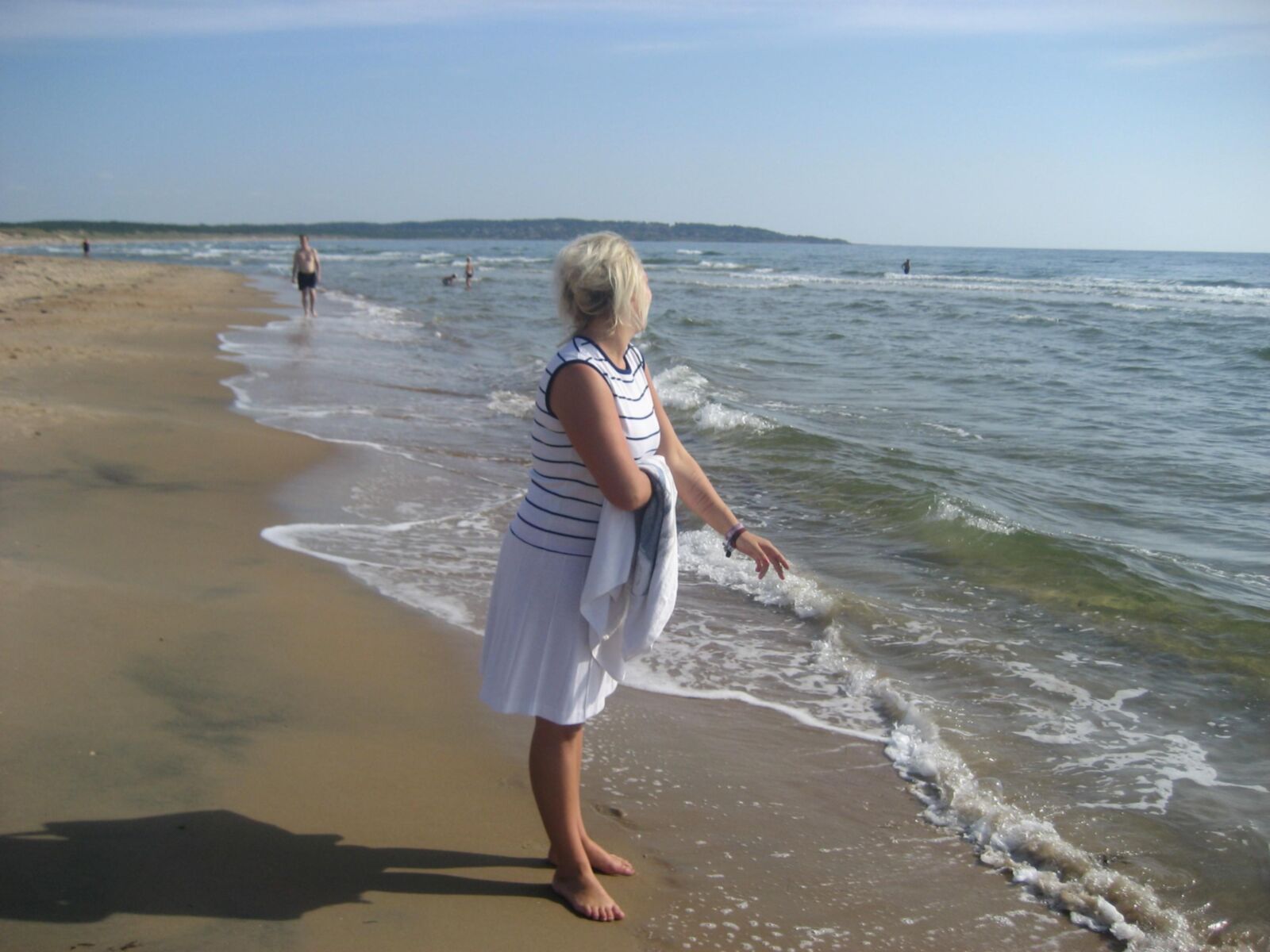 Clara sur une plage suédoise