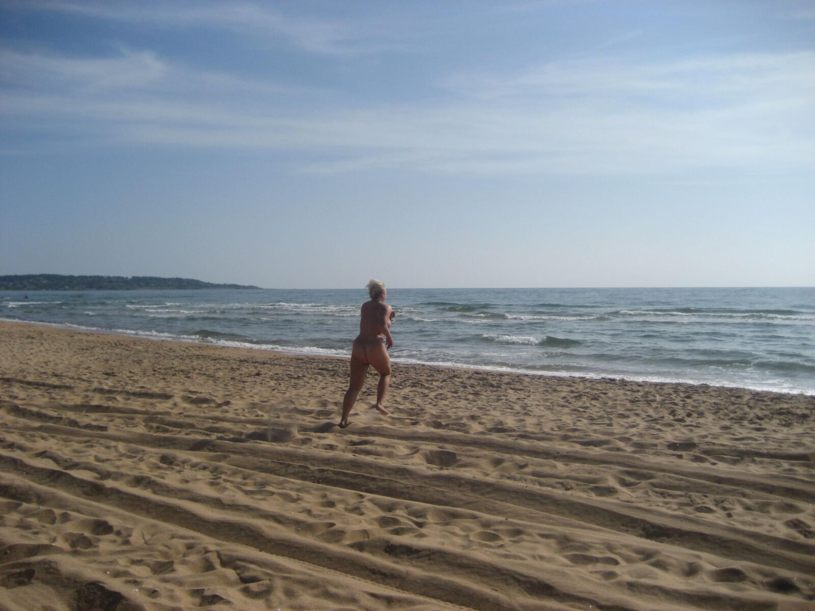 Clara sur une plage suédoise