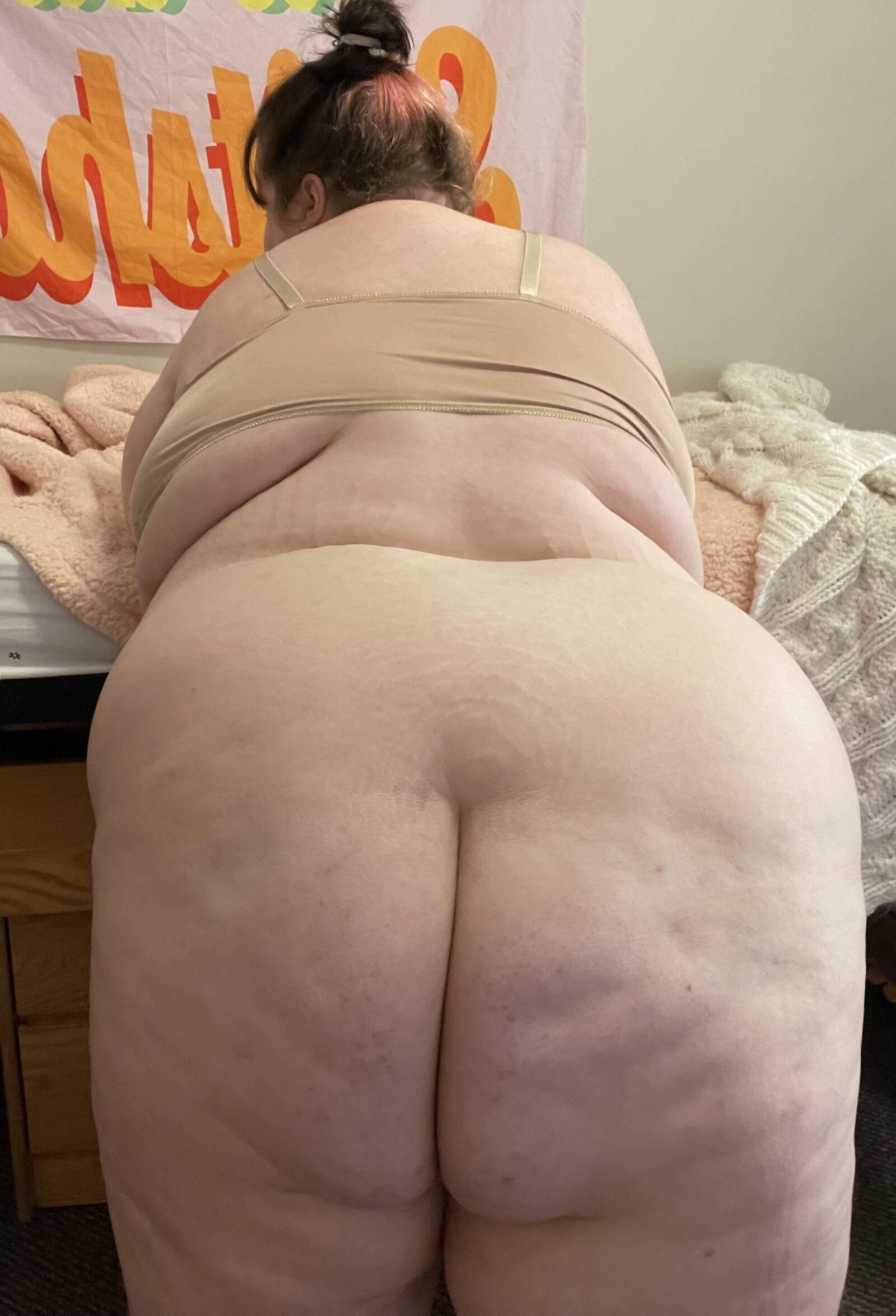 Angèle J Young SSBBW adore les pizzas et ça se voit !