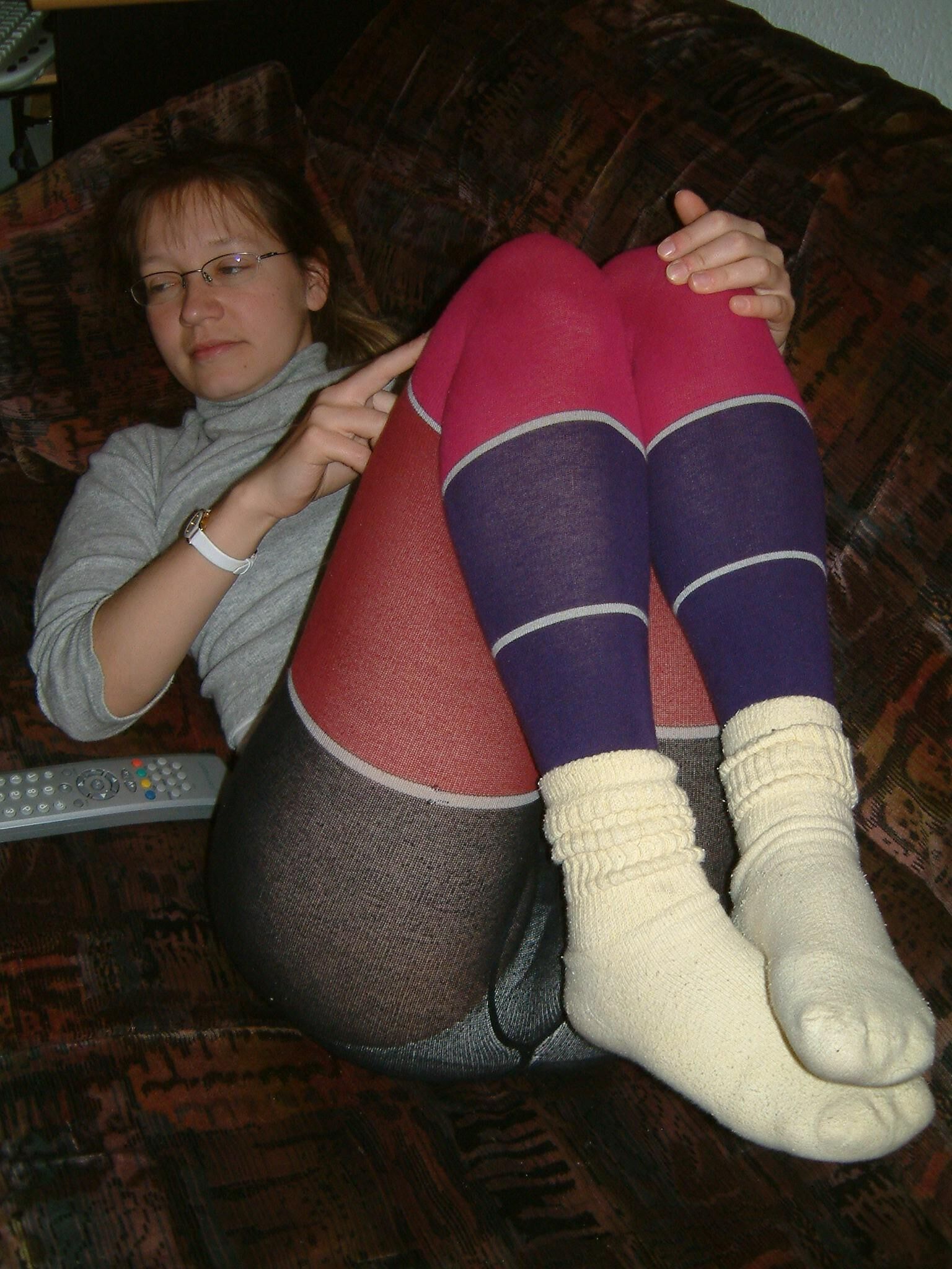 Saskia bunte Strickstrumpfhose auf dem Sofa