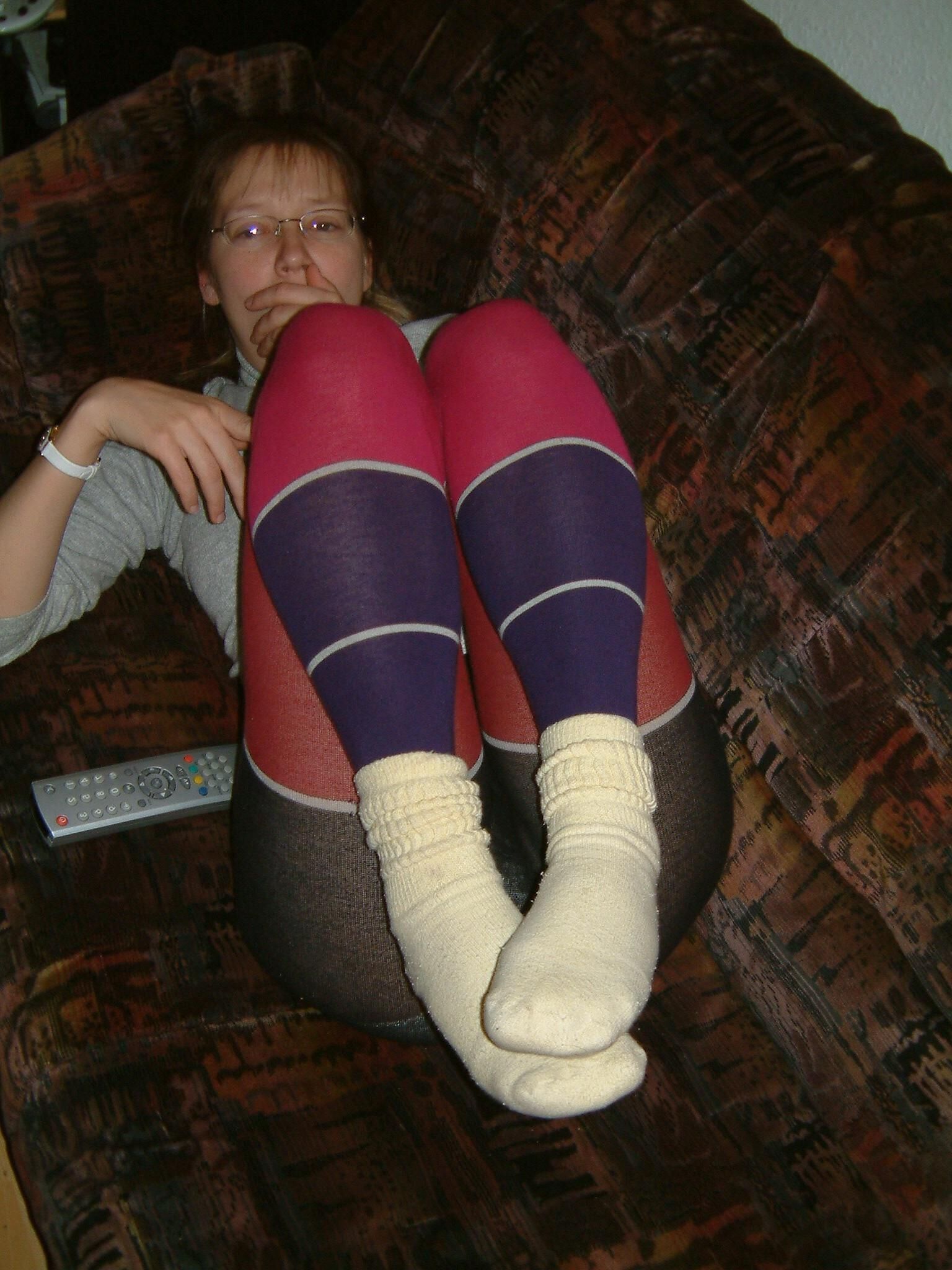 Saskia bunte Strickstrumpfhose auf dem Sofa