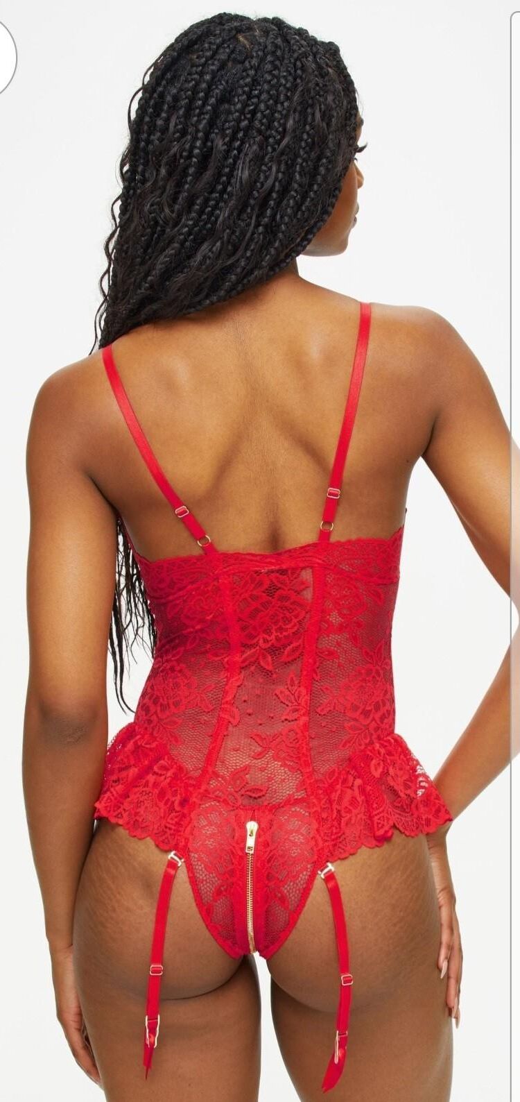 Modelos de lingerie bascos e suspensórios