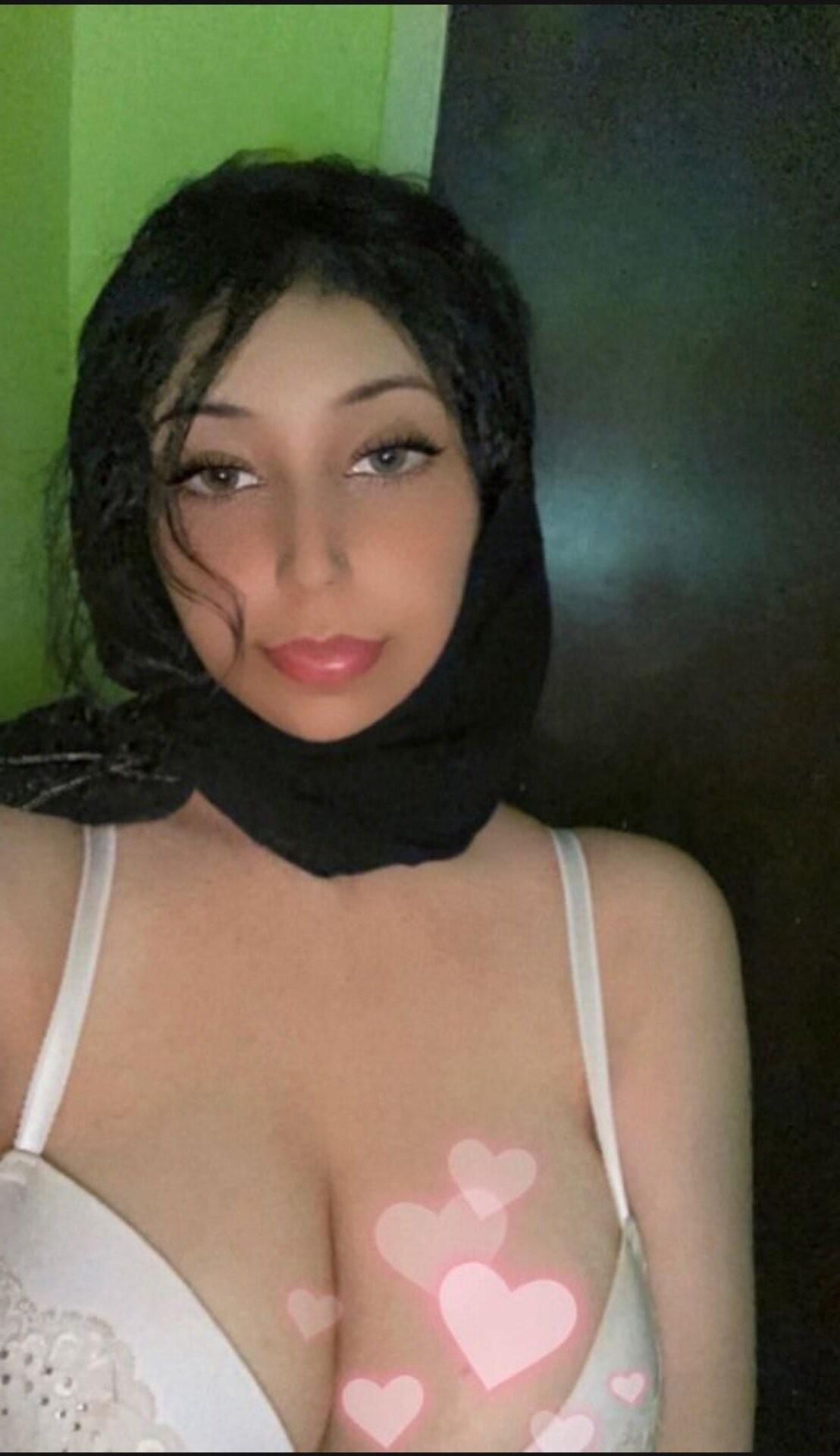 Fille hijabi aux gros seins