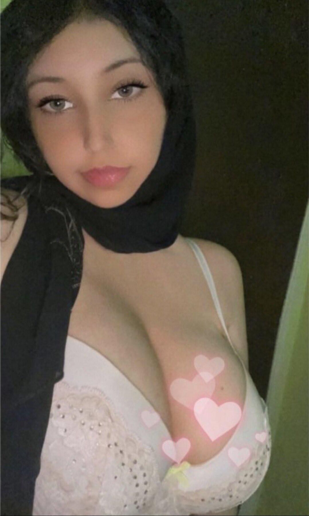 Fille hijabi aux gros seins