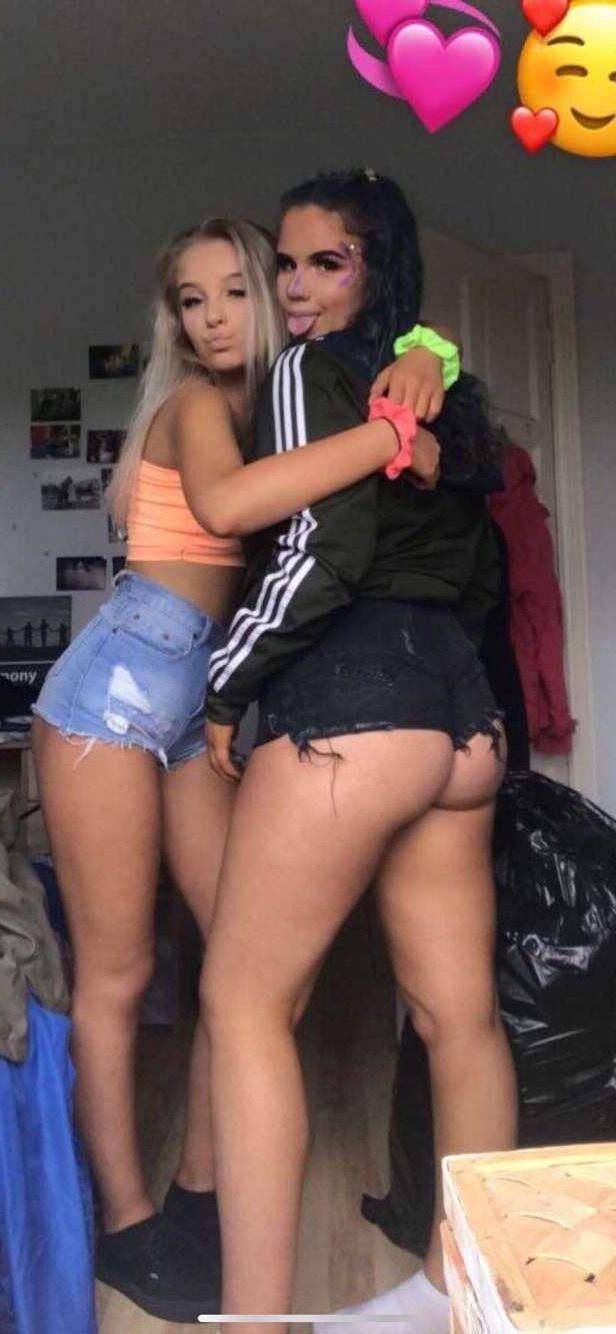 Chavs adolescentes en pantalones cortos (Nike Pros)