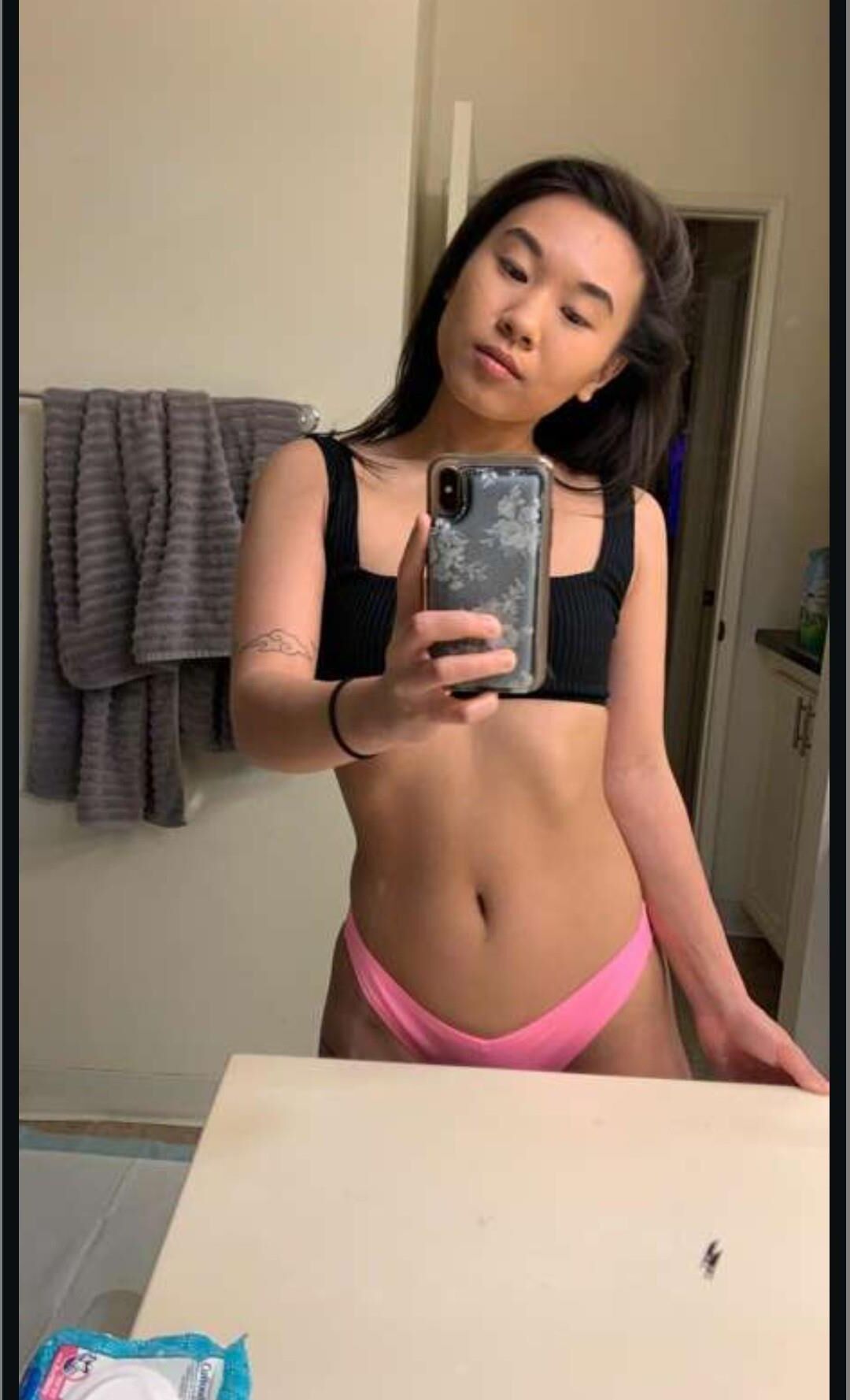 Esposa coreana de tetas pequeñas