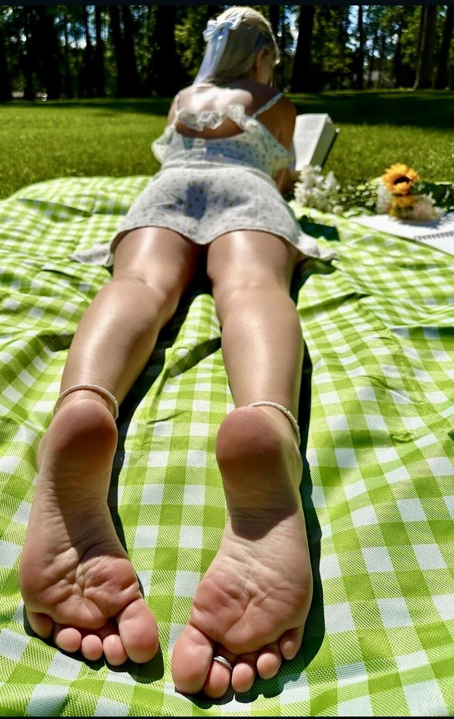 Déesse cosmique des pieds blonds