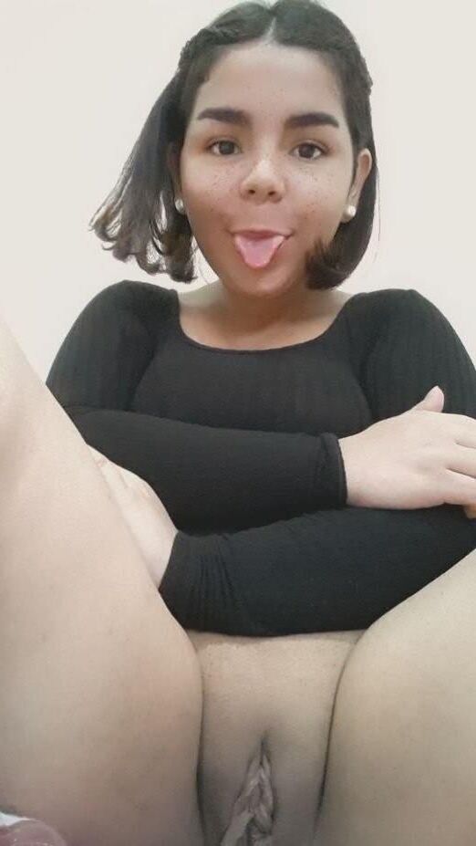 Grosse petite chatte sur cette latina potelée