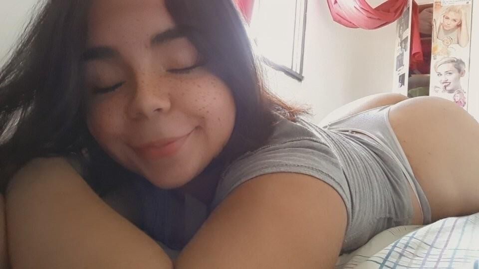 Grosse petite chatte sur cette latina potelée