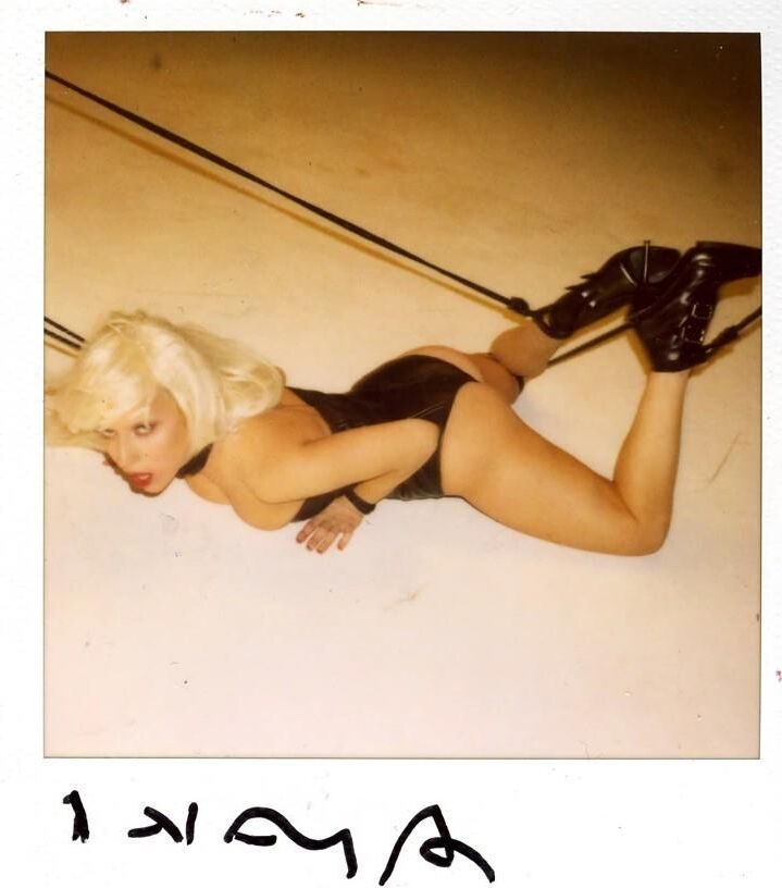 Lady Gaga faz modelagem de bondage