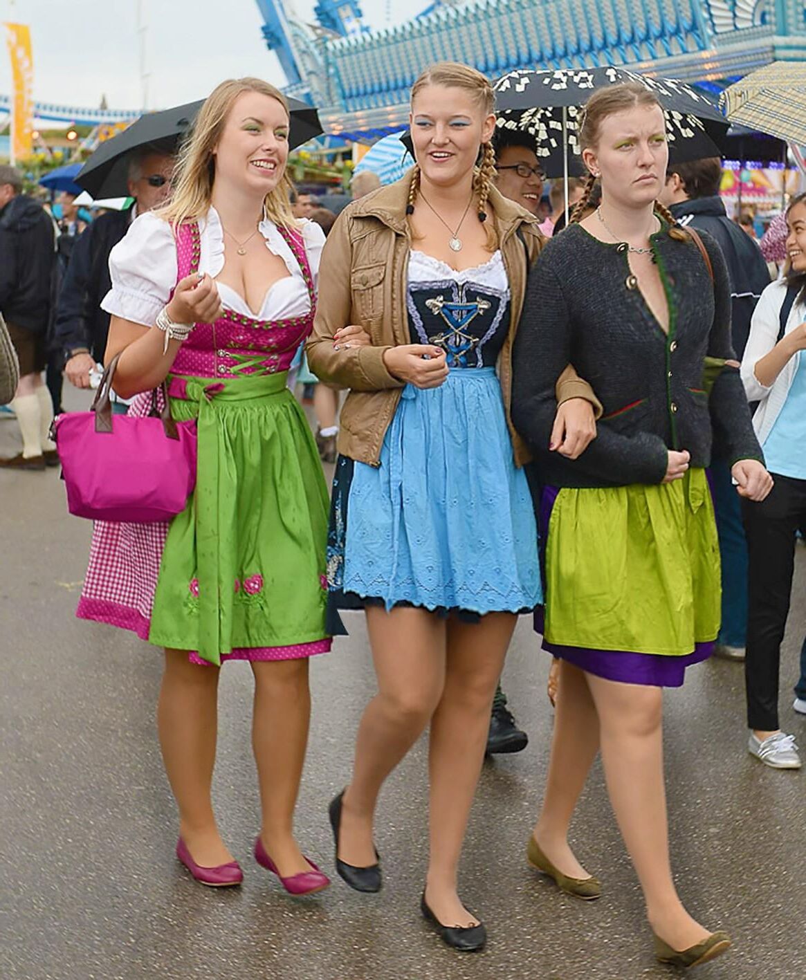 Fesche Madln im Dirndl zum Dreihundertachtundachtzigste`n