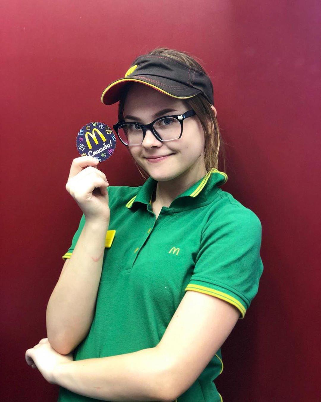 La webslut russe en uniforme de McDonald's Anastasia exposée