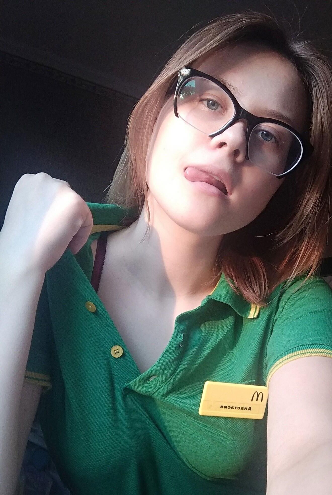 La webslut russe en uniforme de McDonald's Anastasia exposée