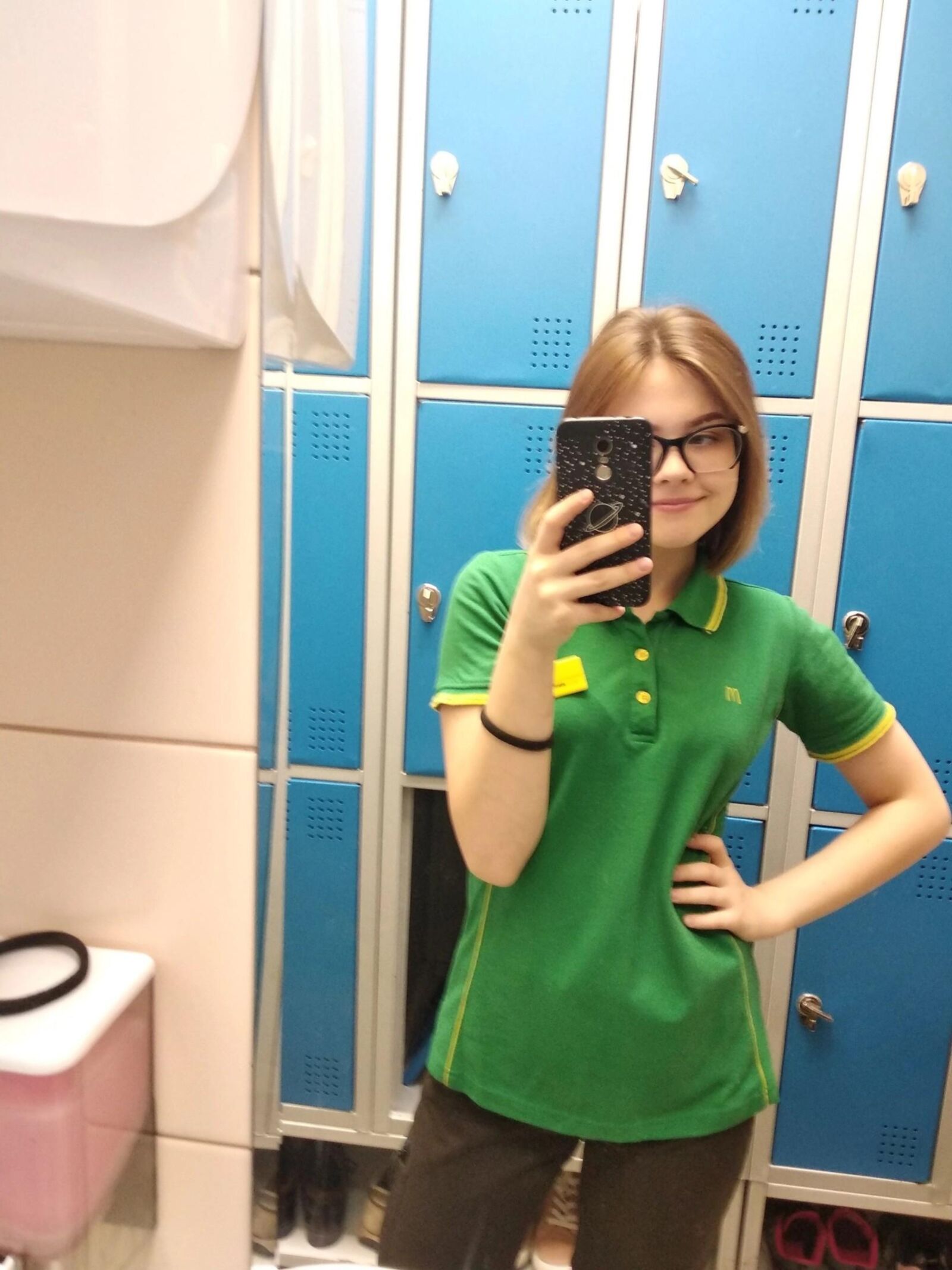 La webslut russe en uniforme de McDonald's Anastasia exposée