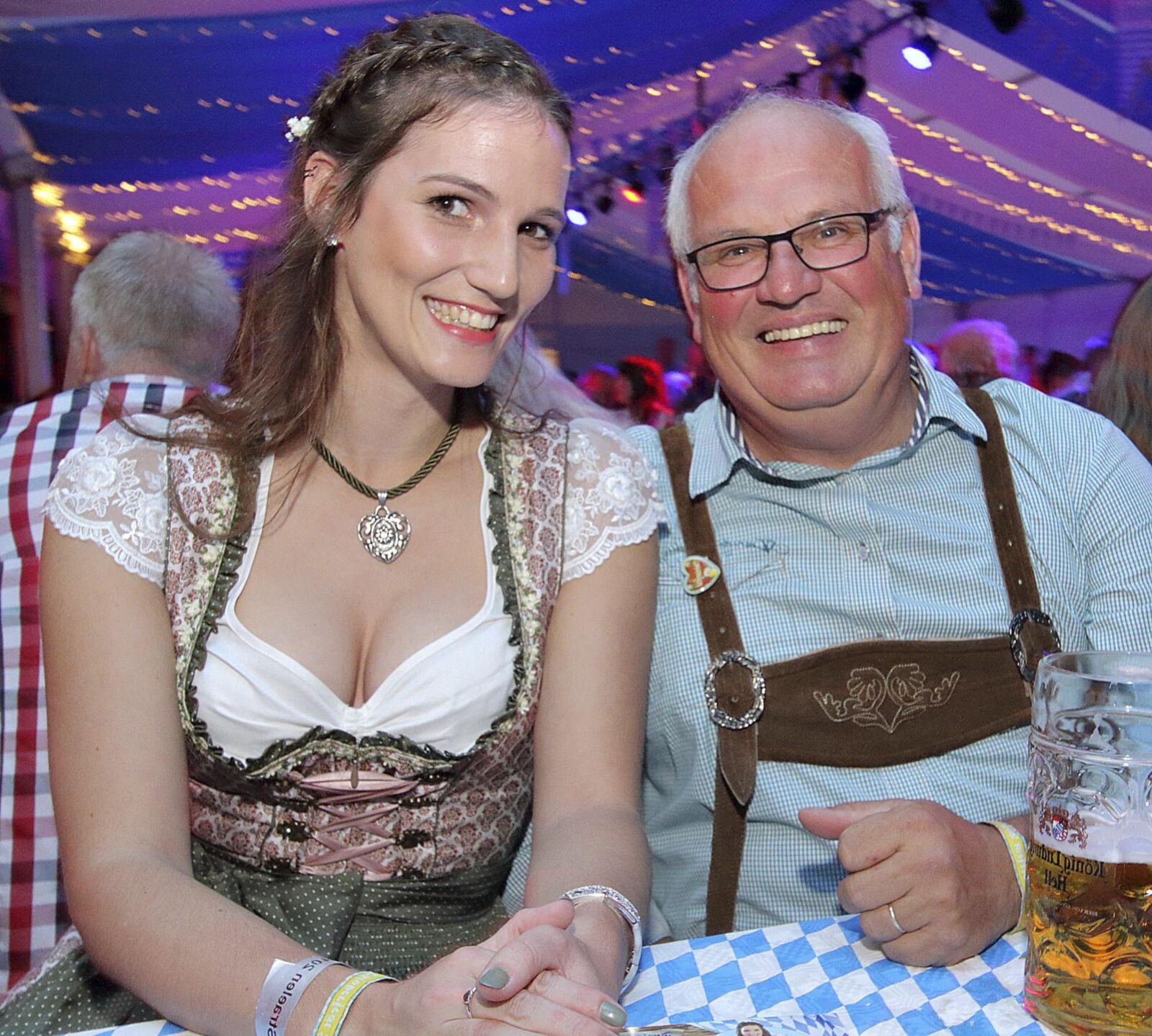 Wichsvorlagen Oktoberfest Bier Dirndl wiesn особенный, больше?