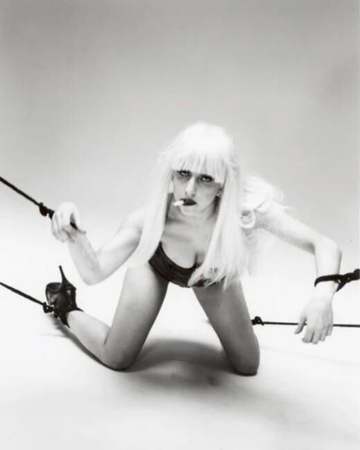 Lady Gaga faz modelagem de bondage