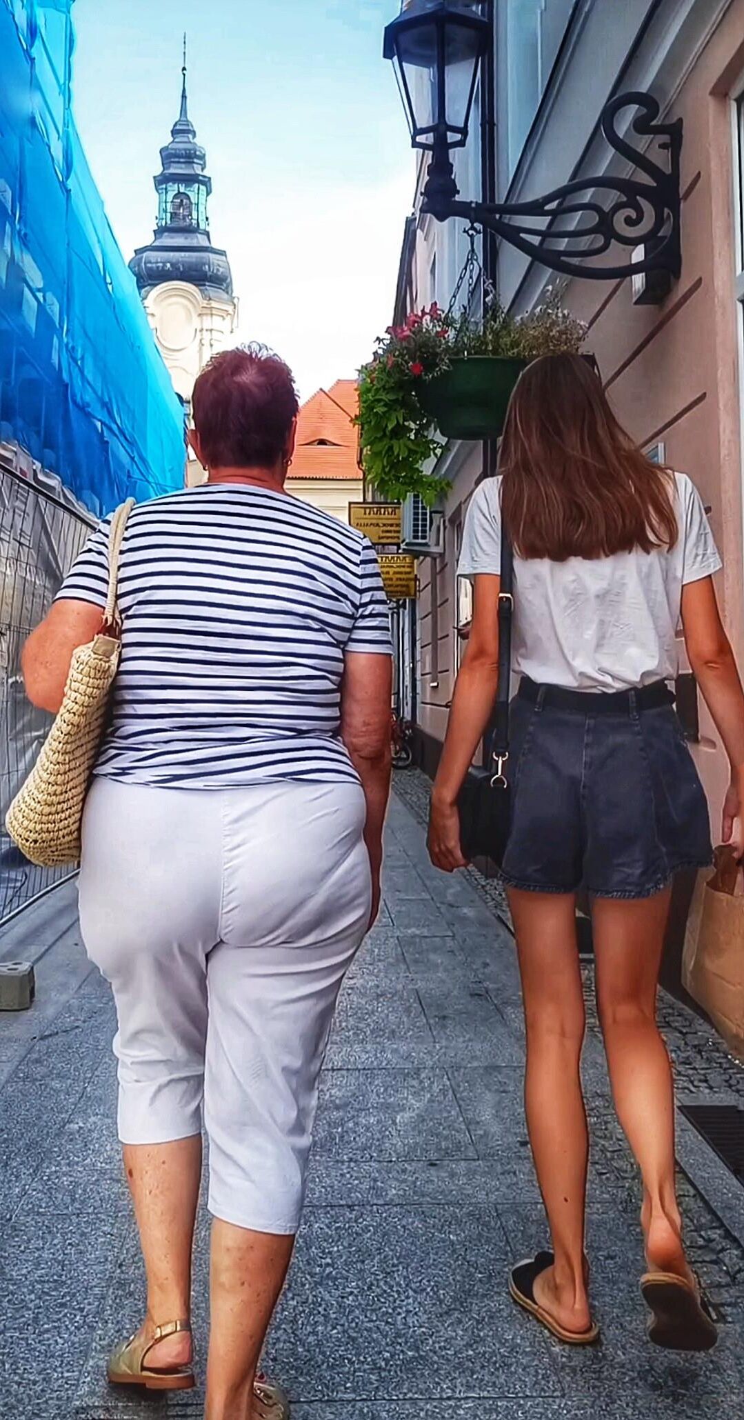 PAWG gilf PL increíble culo enorme maduro y hija flaca 1