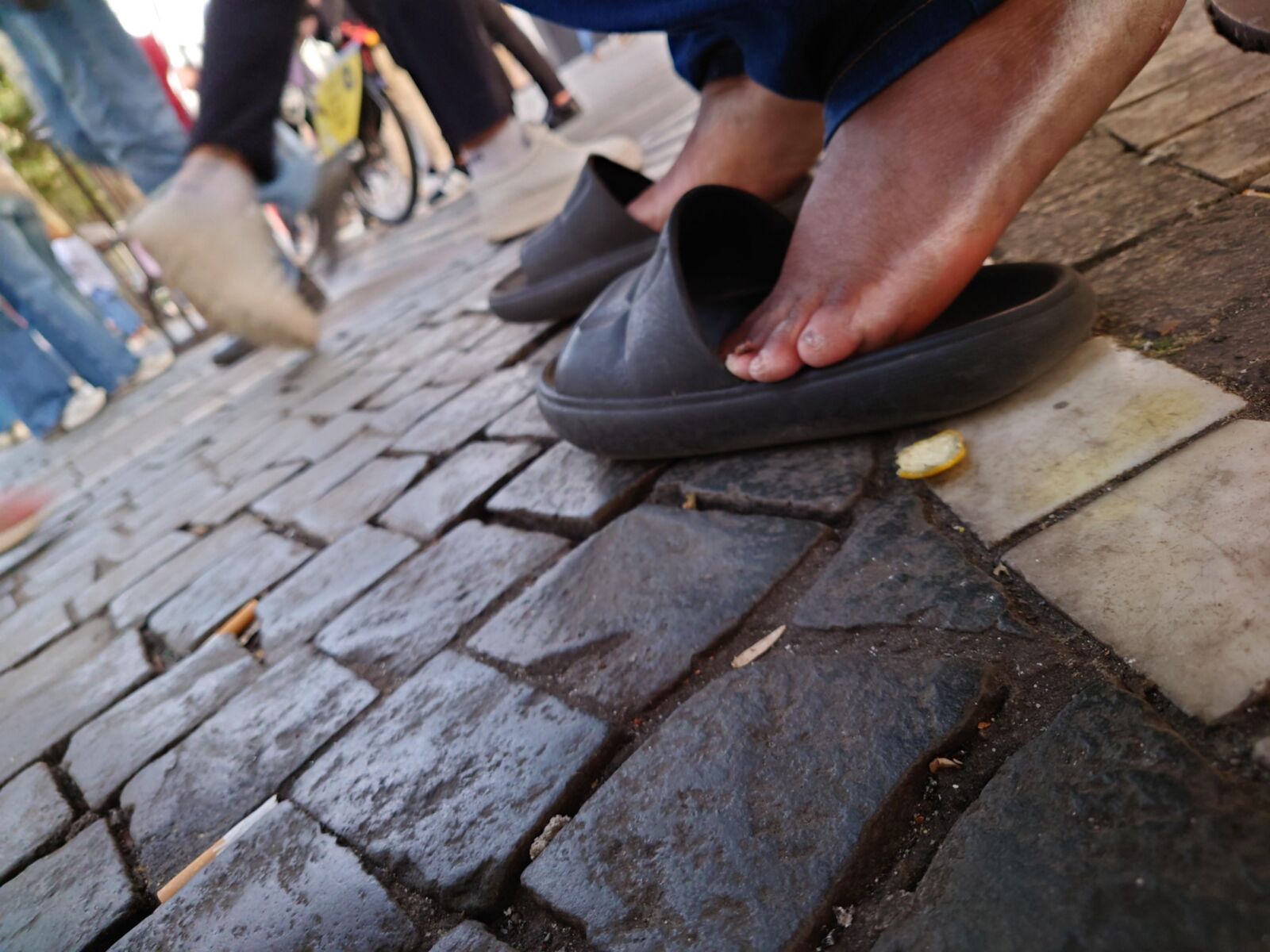 Pies de ébano ásperos sin hogar (el hombre pequeño aguanta)