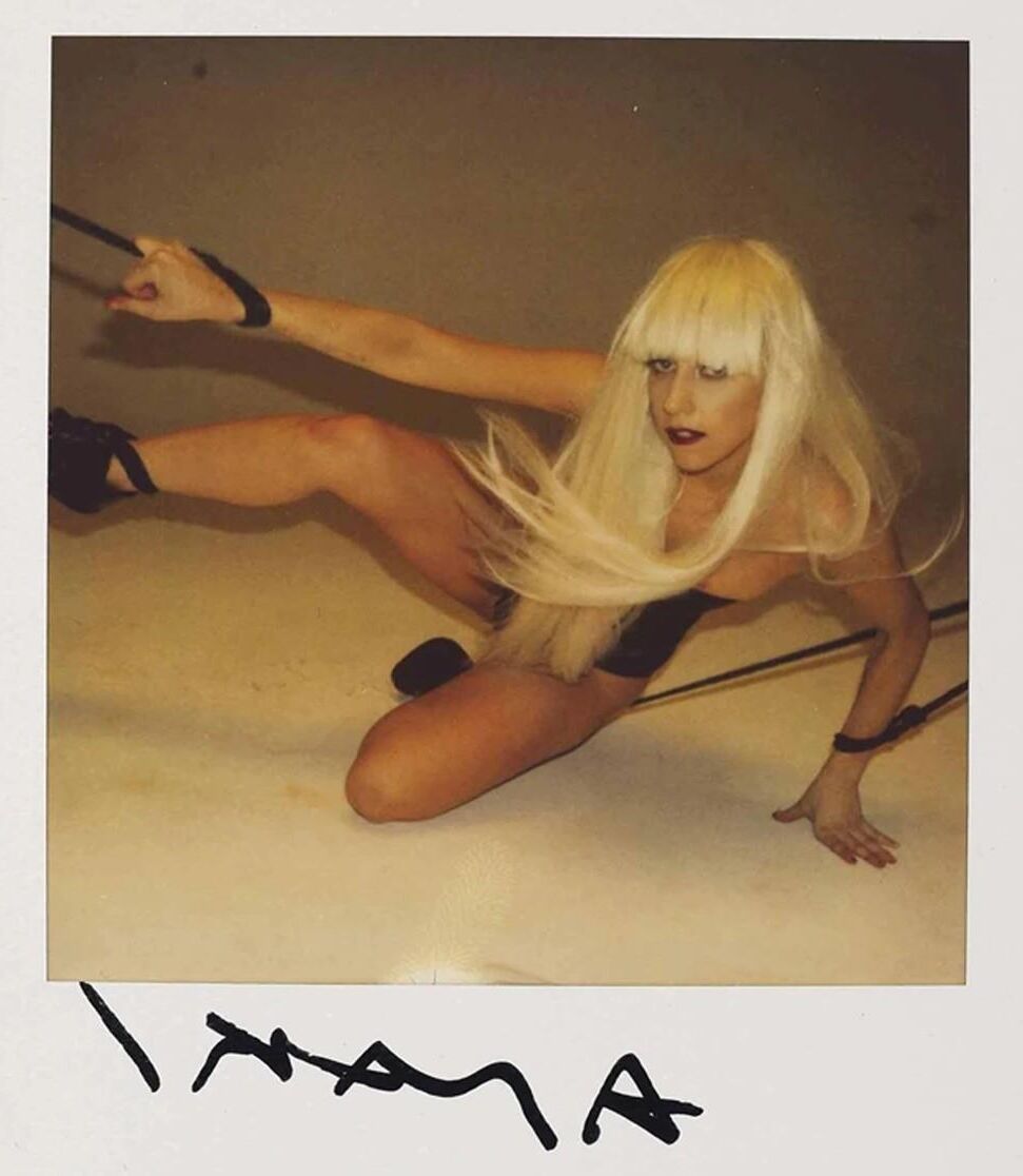 Lady Gaga faz modelagem de bondage