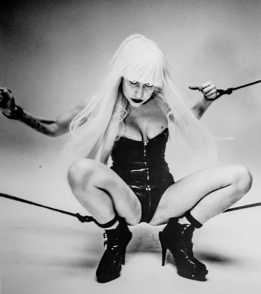 Lady Gaga faz modelagem de bondage