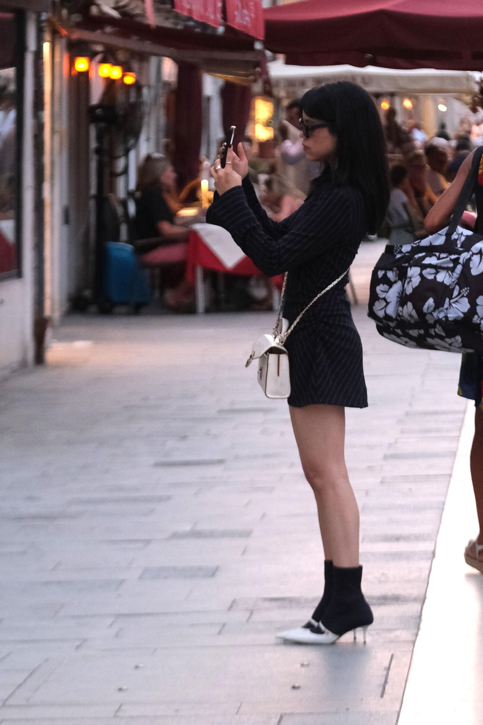 Jenna Ortega rockt im August in Venedig ein schwarzes Nadelstreifenkleid