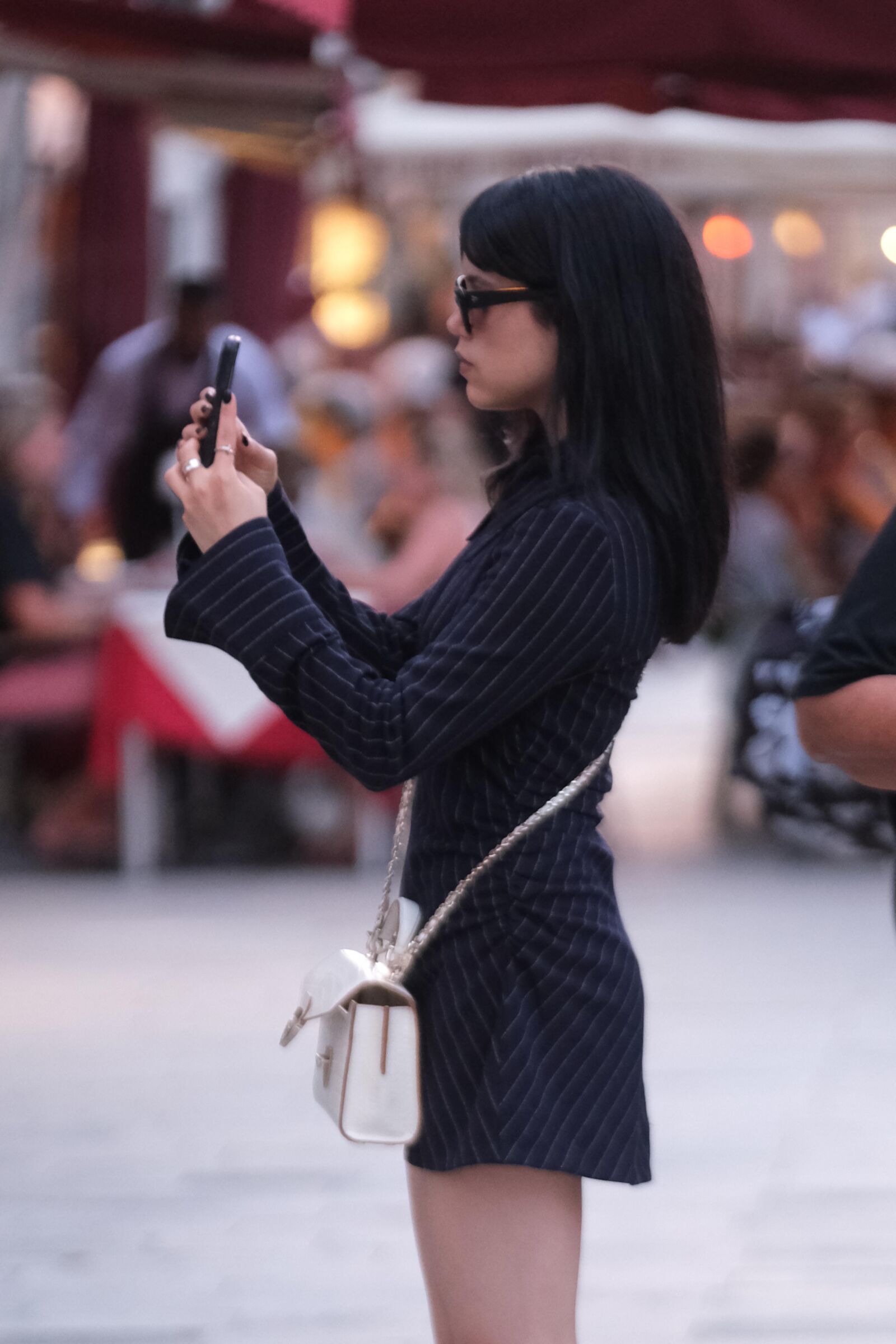 Jenna Ortega rockt im August in Venedig ein schwarzes Nadelstreifenkleid