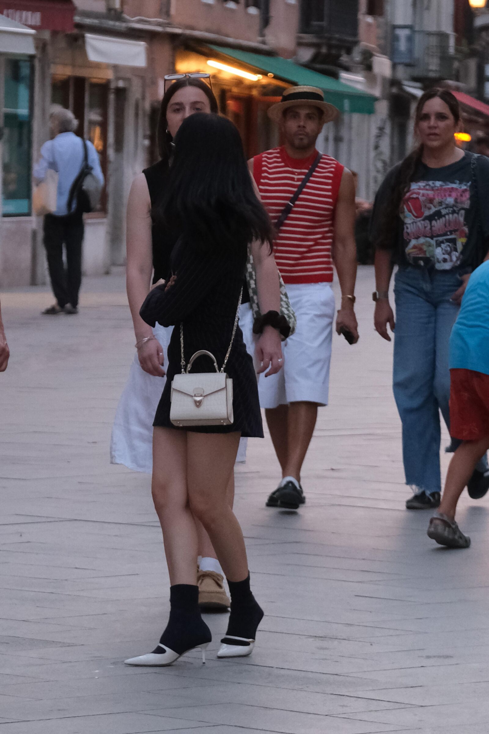 Jenna Ortega rockt im August in Venedig ein schwarzes Nadelstreifenkleid