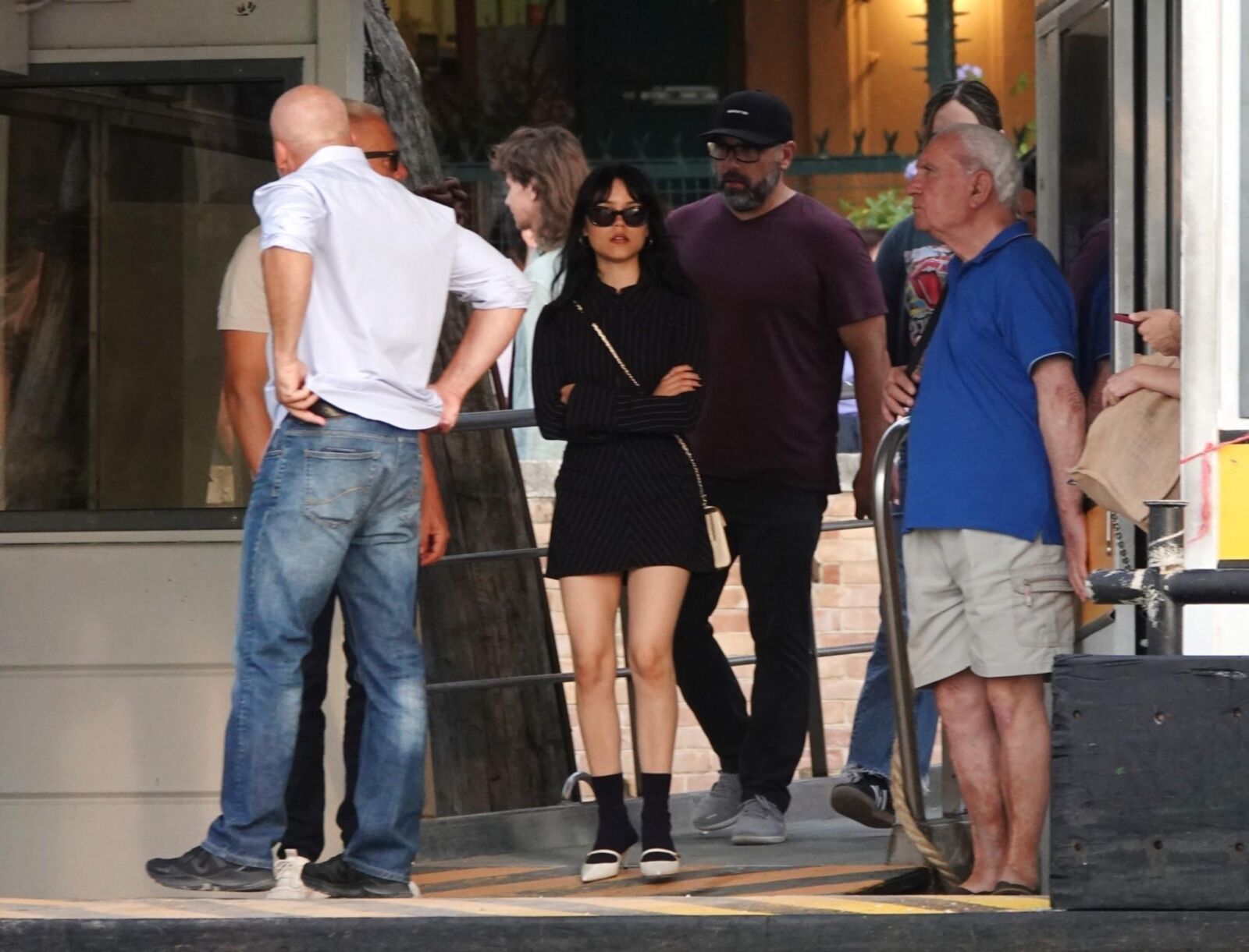 Jenna Ortega rockt im August in Venedig ein schwarzes Nadelstreifenkleid