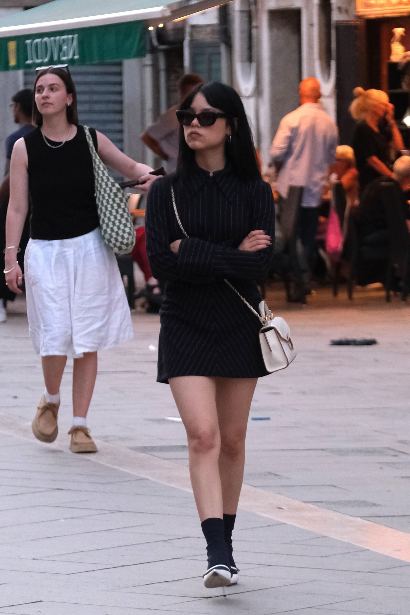 Jenna Ortega rockt im August in Venedig ein schwarzes Nadelstreifenkleid